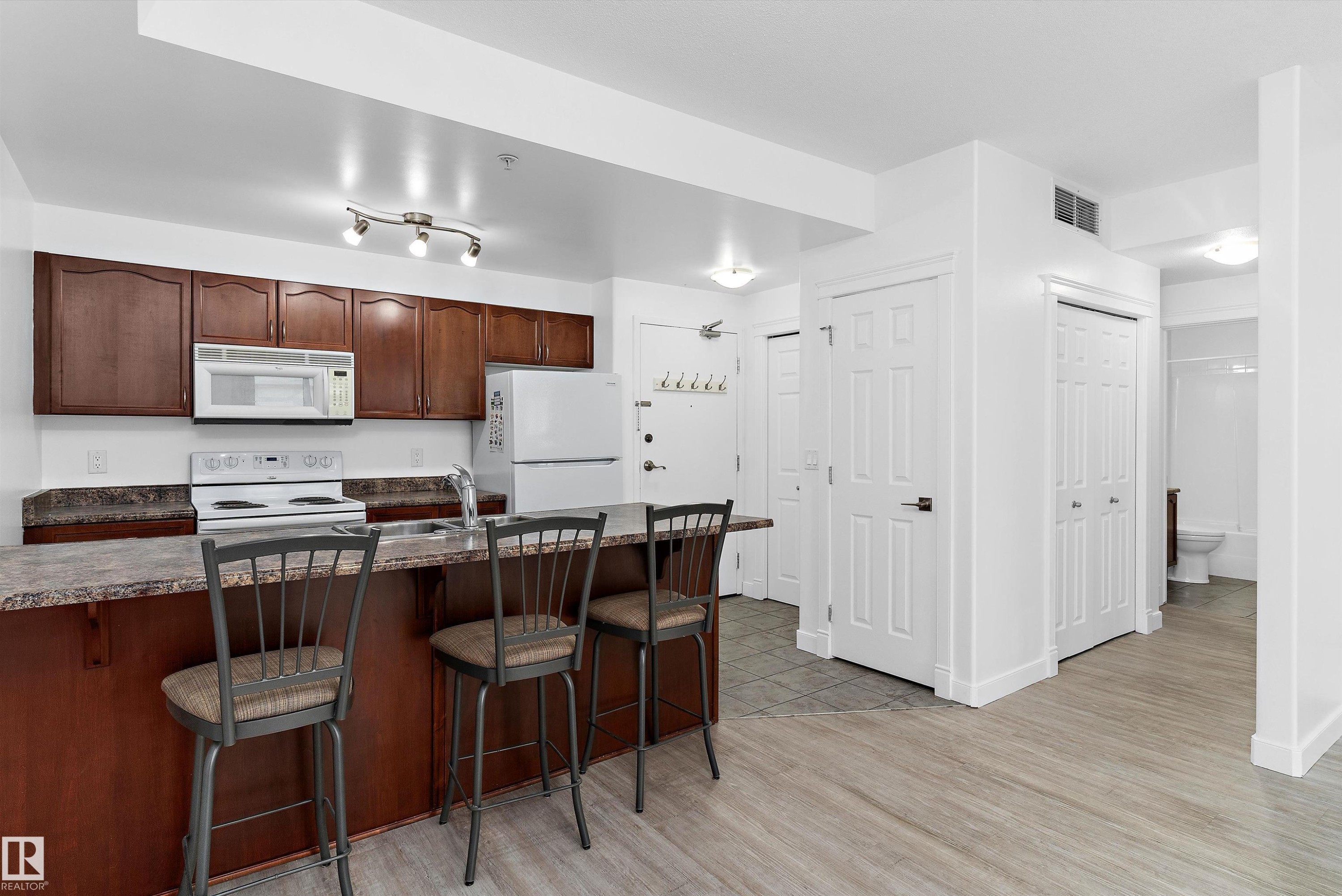 #902 9939 109 St Nw, Edmonton, AB - Indoor Photo Showing Kitchen