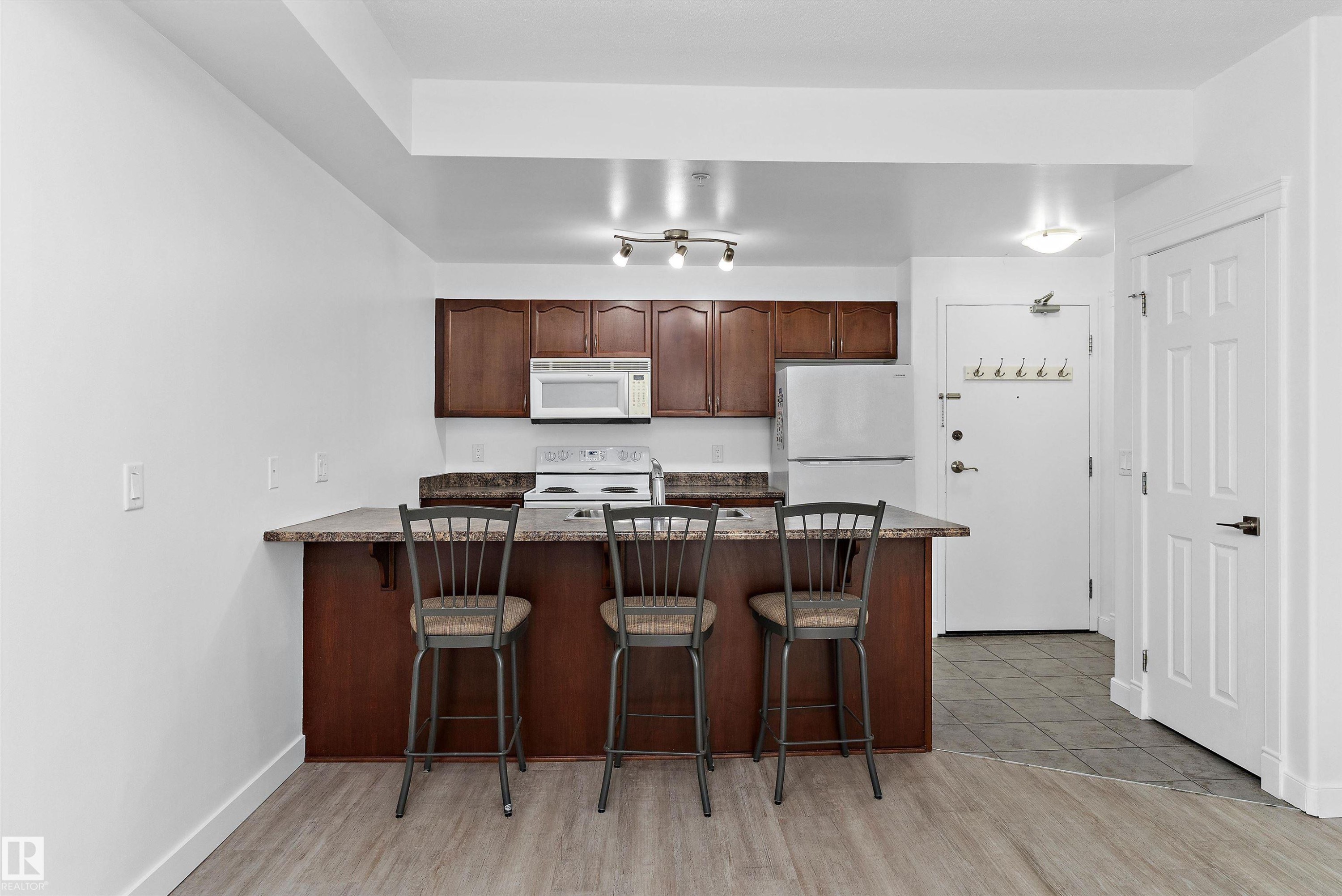 #902 9939 109 St Nw, Edmonton, AB - Indoor Photo Showing Kitchen