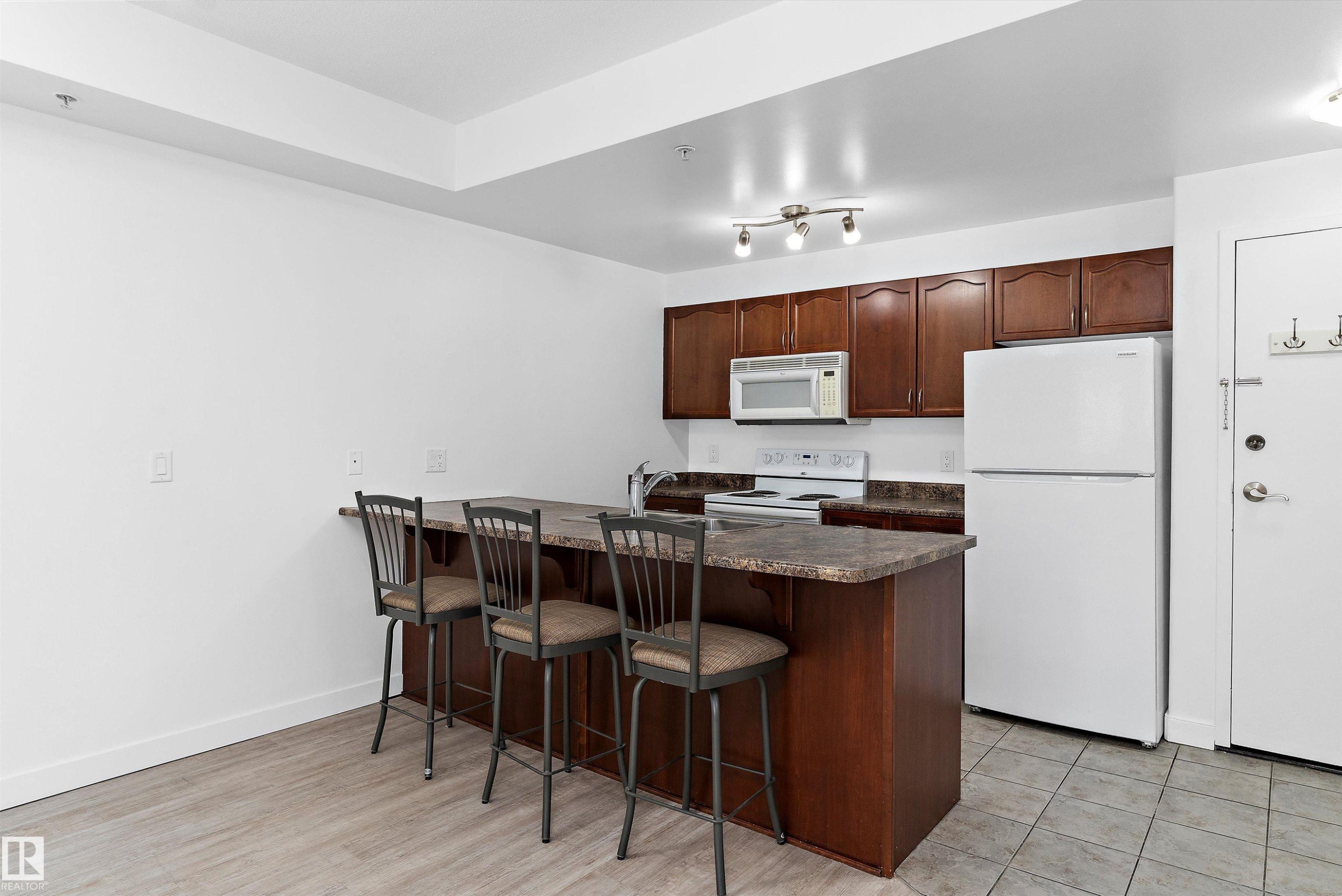 #902 9939 109 St Nw, Edmonton, AB - Indoor Photo Showing Kitchen