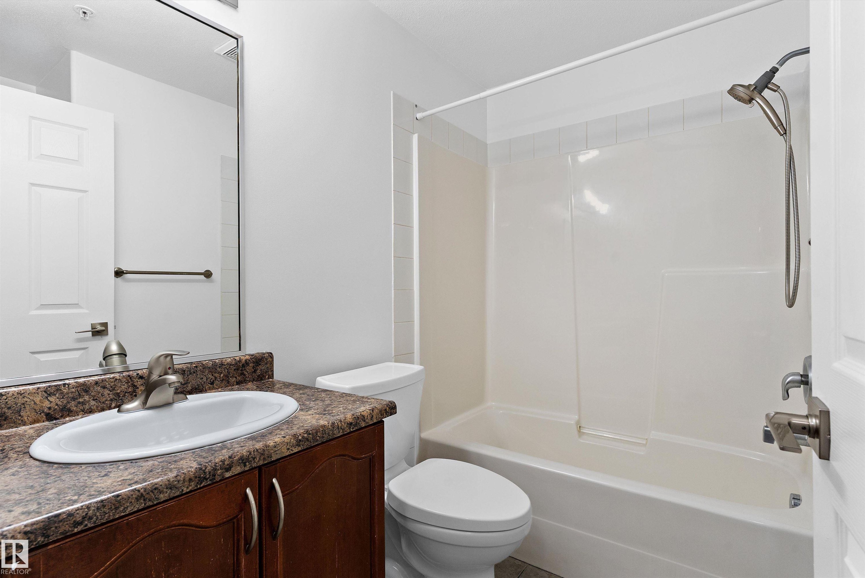 #902 9939 109 St Nw, Edmonton, AB - Indoor Photo Showing Bathroom