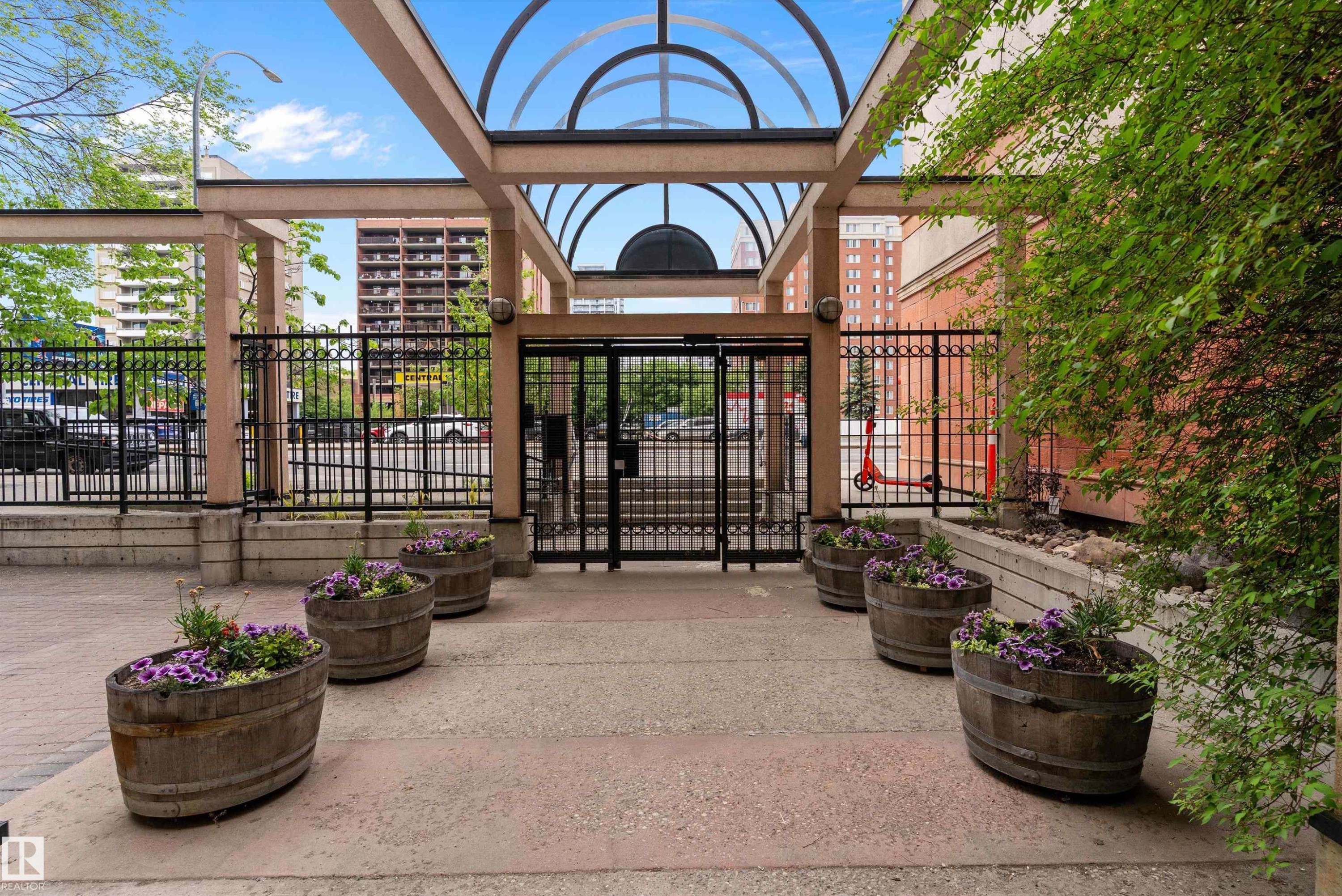 #902 9939 109 St Nw, Edmonton, AB - Outdoor