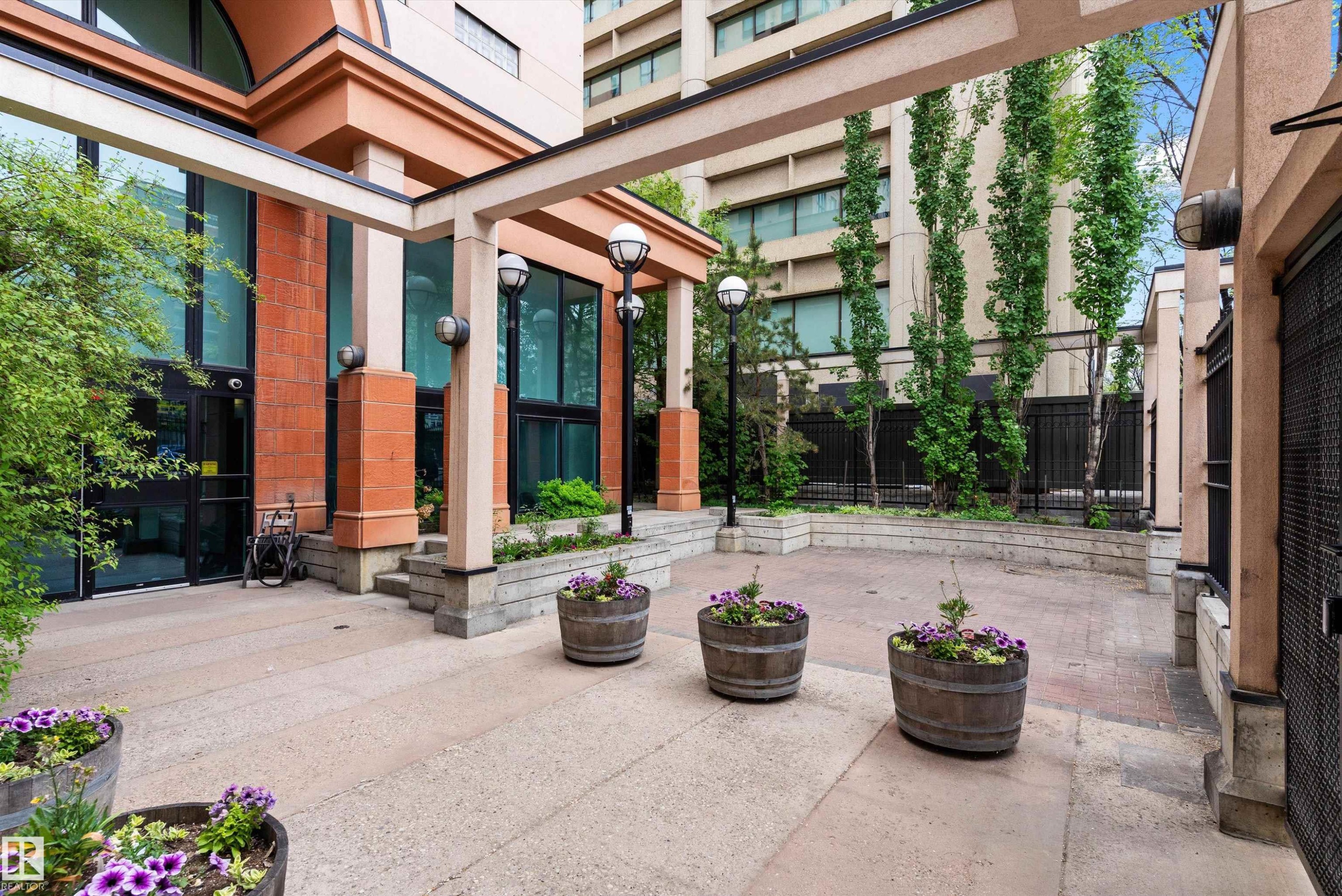 #902 9939 109 St Nw, Edmonton, AB - Outdoor