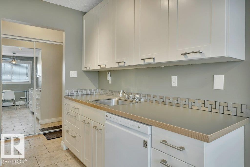 #304 10320 113 St Nw, Edmonton, AB - Indoor Photo Showing Kitchen