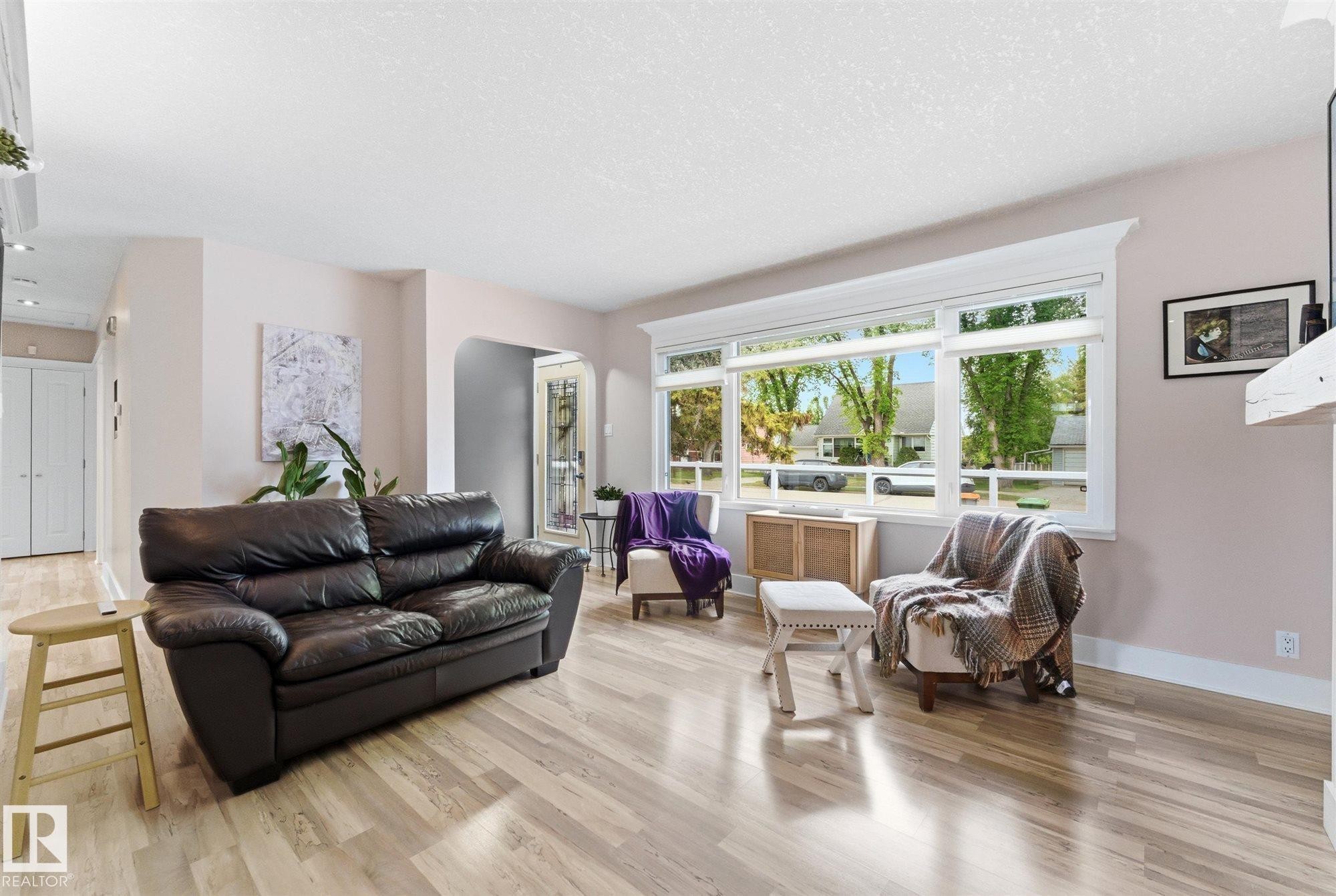 5400 49 Street, Stony Plain, AB - Indoor Photo Showing Living Room