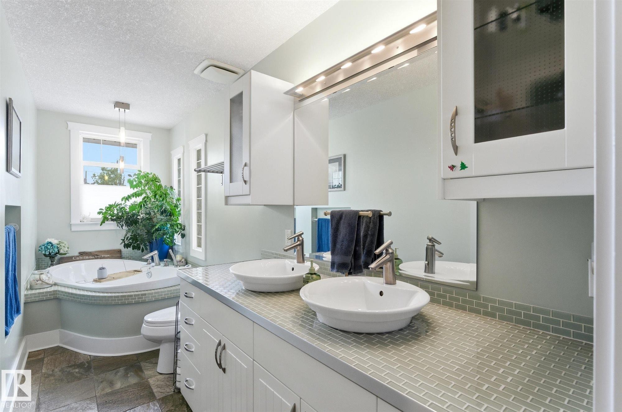5400 49 Street, Stony Plain, AB - Indoor Photo Showing Bathroom