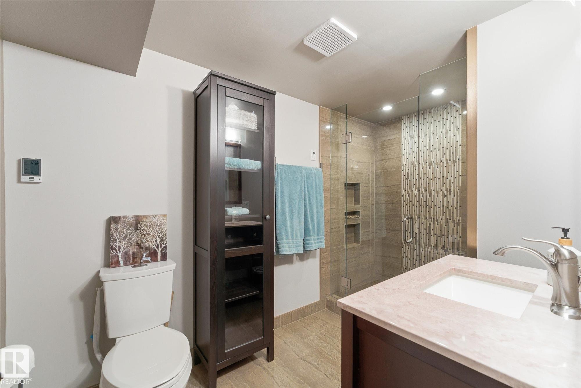 5400 49 Street, Stony Plain, AB - Indoor Photo Showing Bathroom