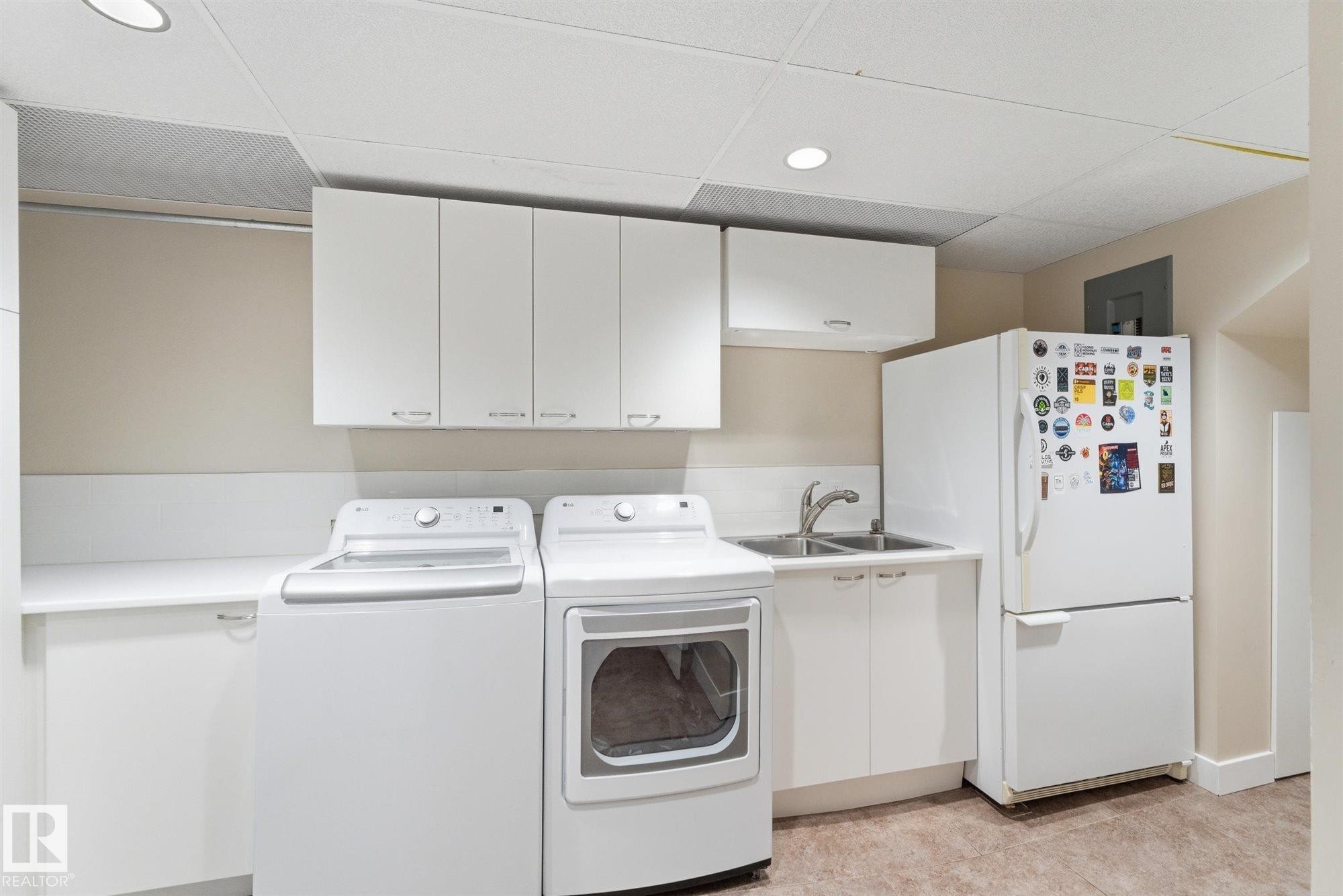 5400 49 Street, Stony Plain, AB - Indoor Photo Showing Laundry Room