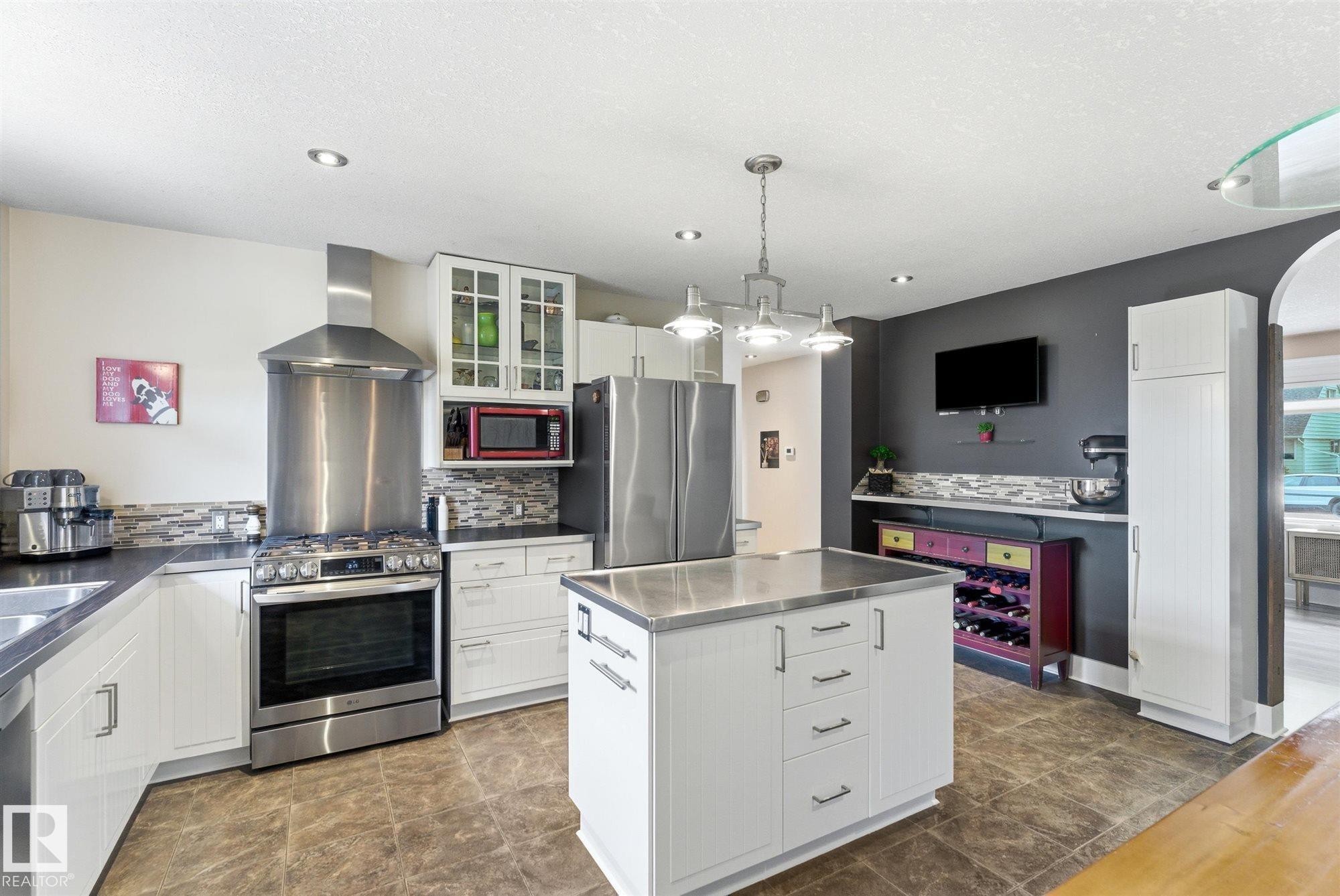 5400 49 Street, Stony Plain, AB - Indoor Photo Showing Kitchen With Upgraded Kitchen