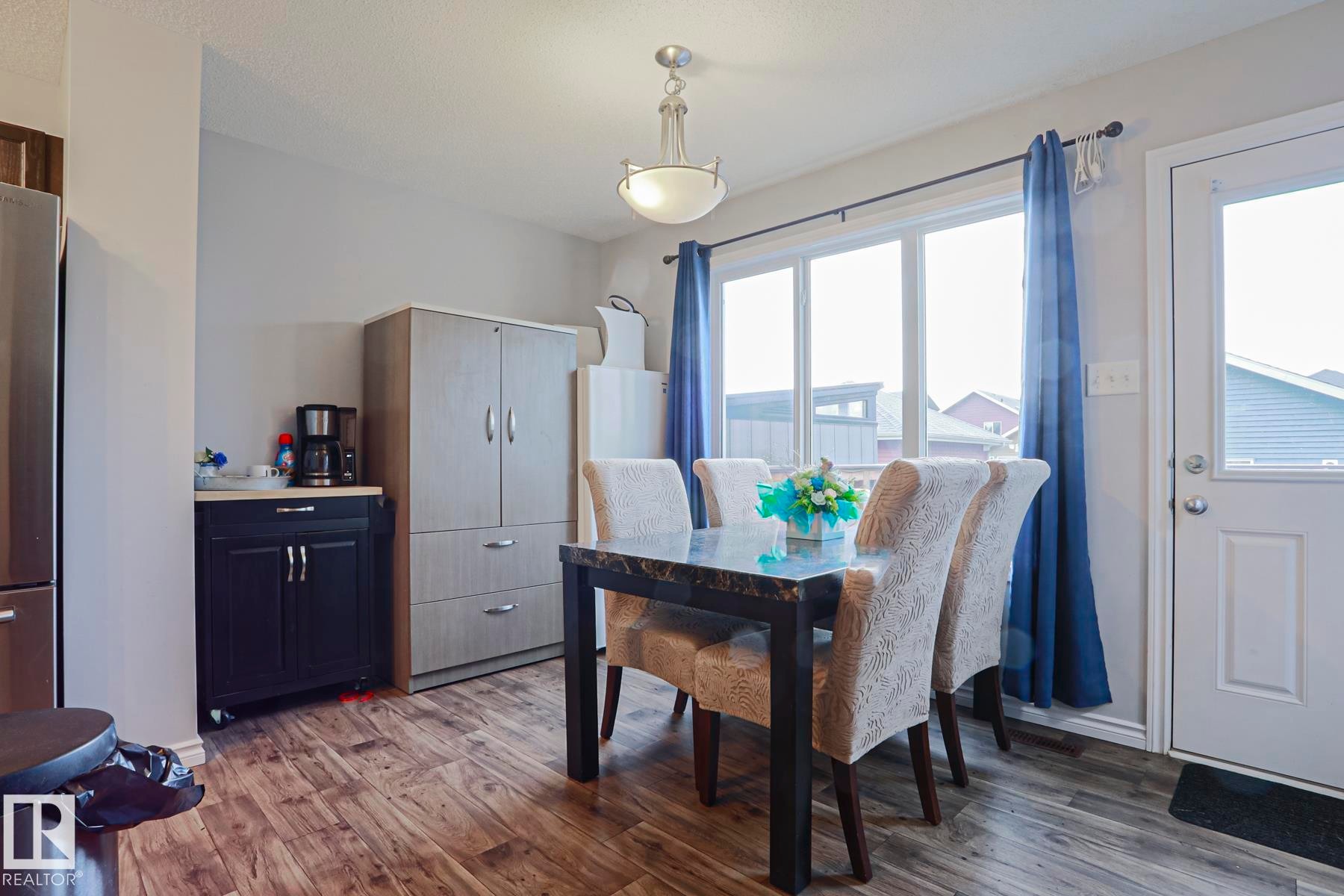 492 Ebbers Way Nw, Edmonton, AB - Indoor Photo Showing Dining Room