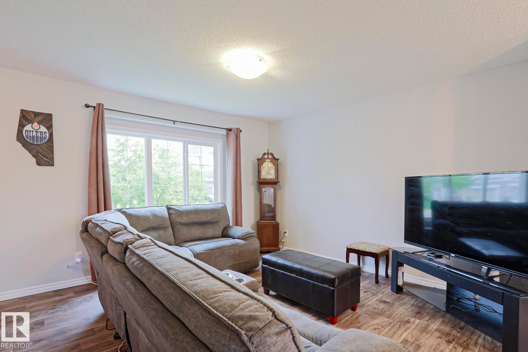 492 Ebbers Way Nw, Edmonton, AB - Indoor Photo Showing Living Room