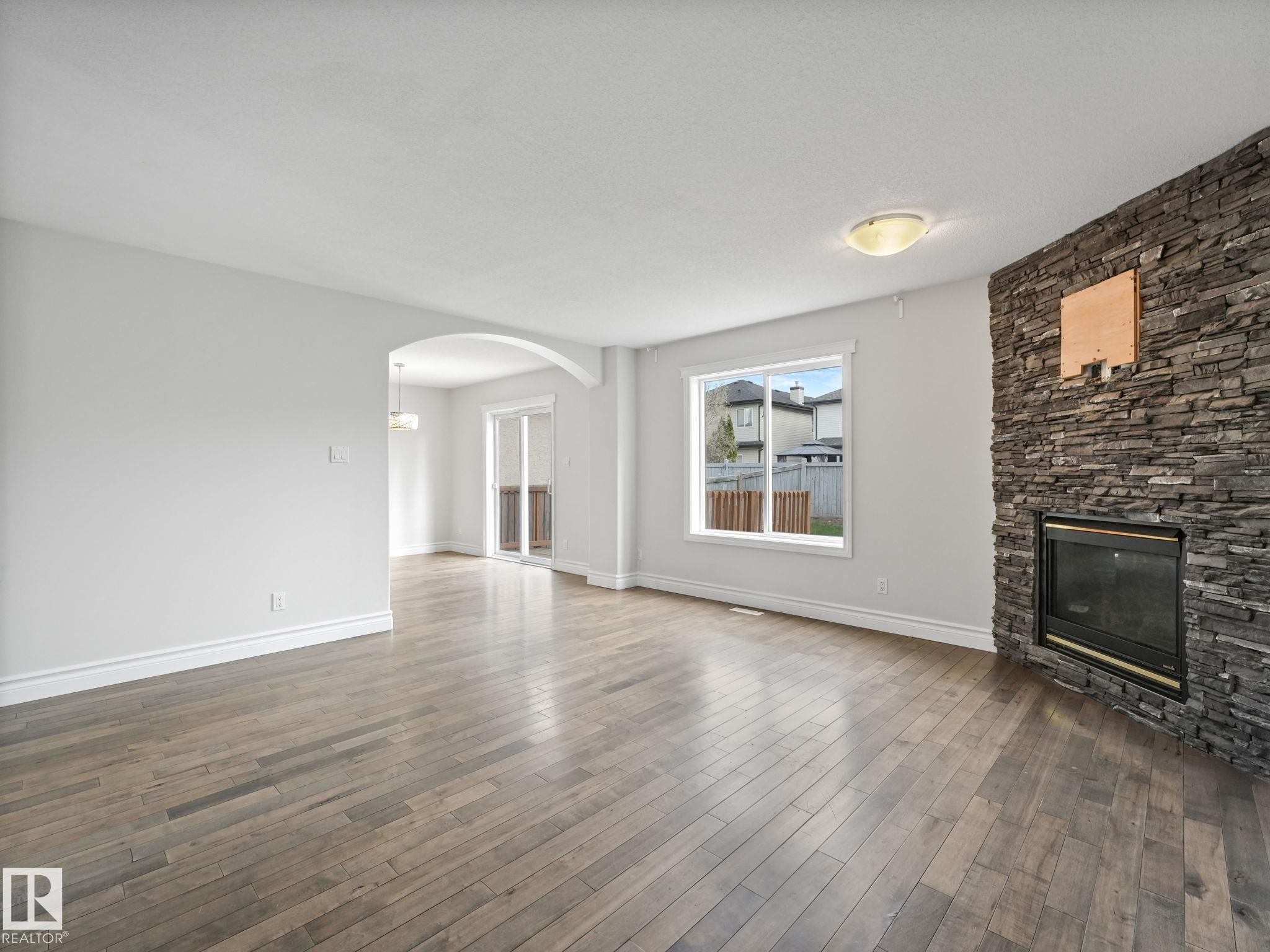 173 Castle Drive, Edmonton, AB - Indoor Photo Showing Living Room With Fireplace