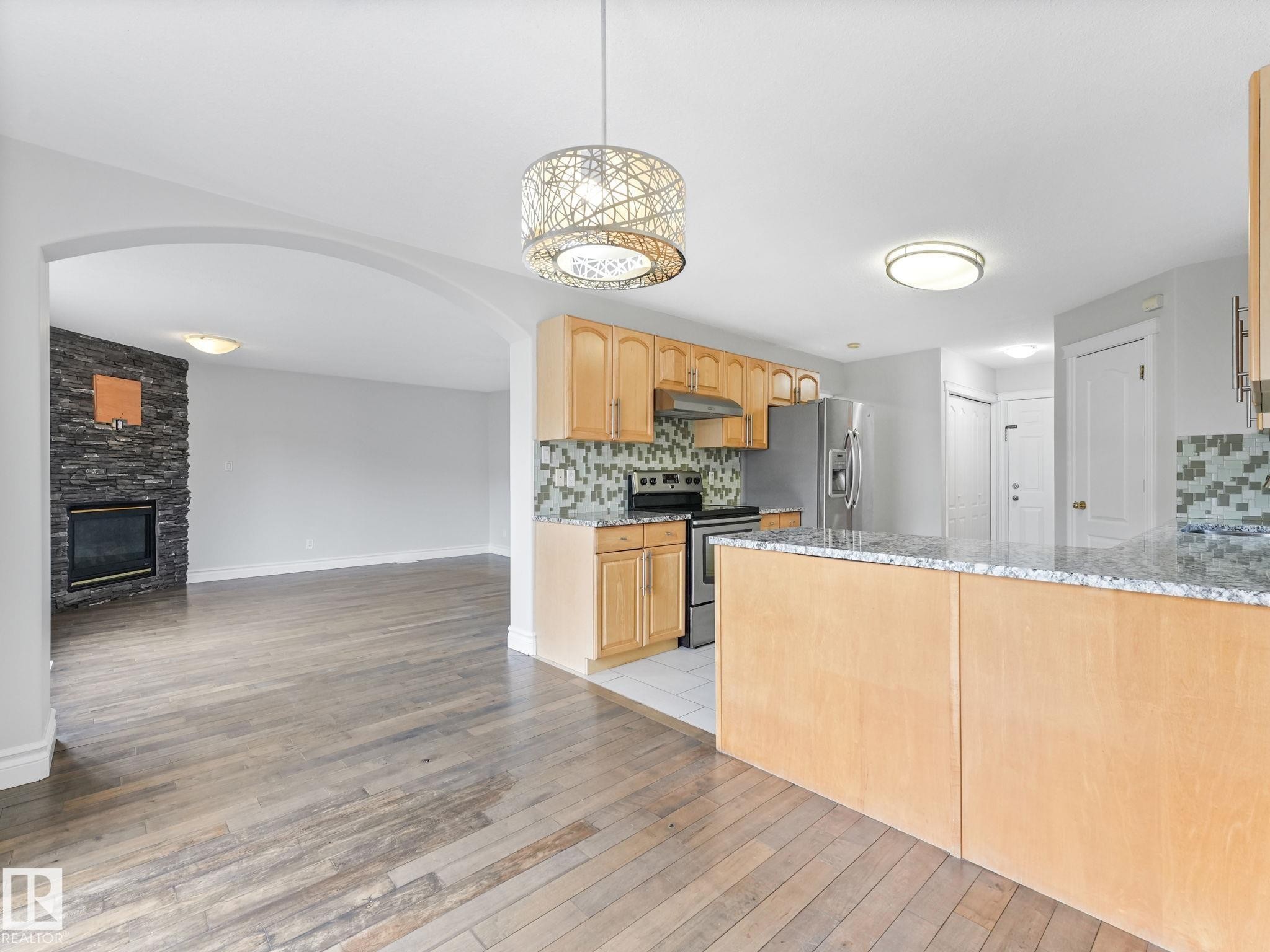 173 Castle Drive, Edmonton, AB - Indoor Photo Showing Kitchen