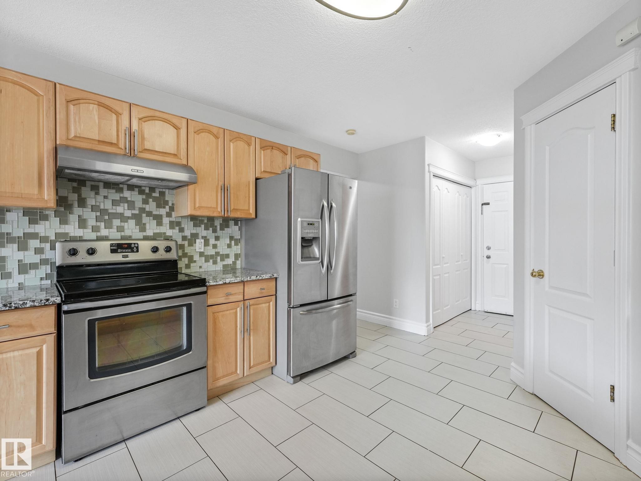 173 Castle Drive, Edmonton, AB - Indoor Photo Showing Kitchen