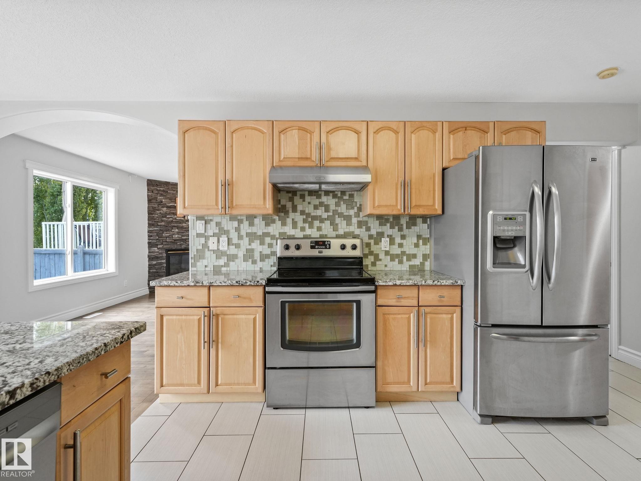 173 Castle Drive, Edmonton, AB - Indoor Photo Showing Kitchen