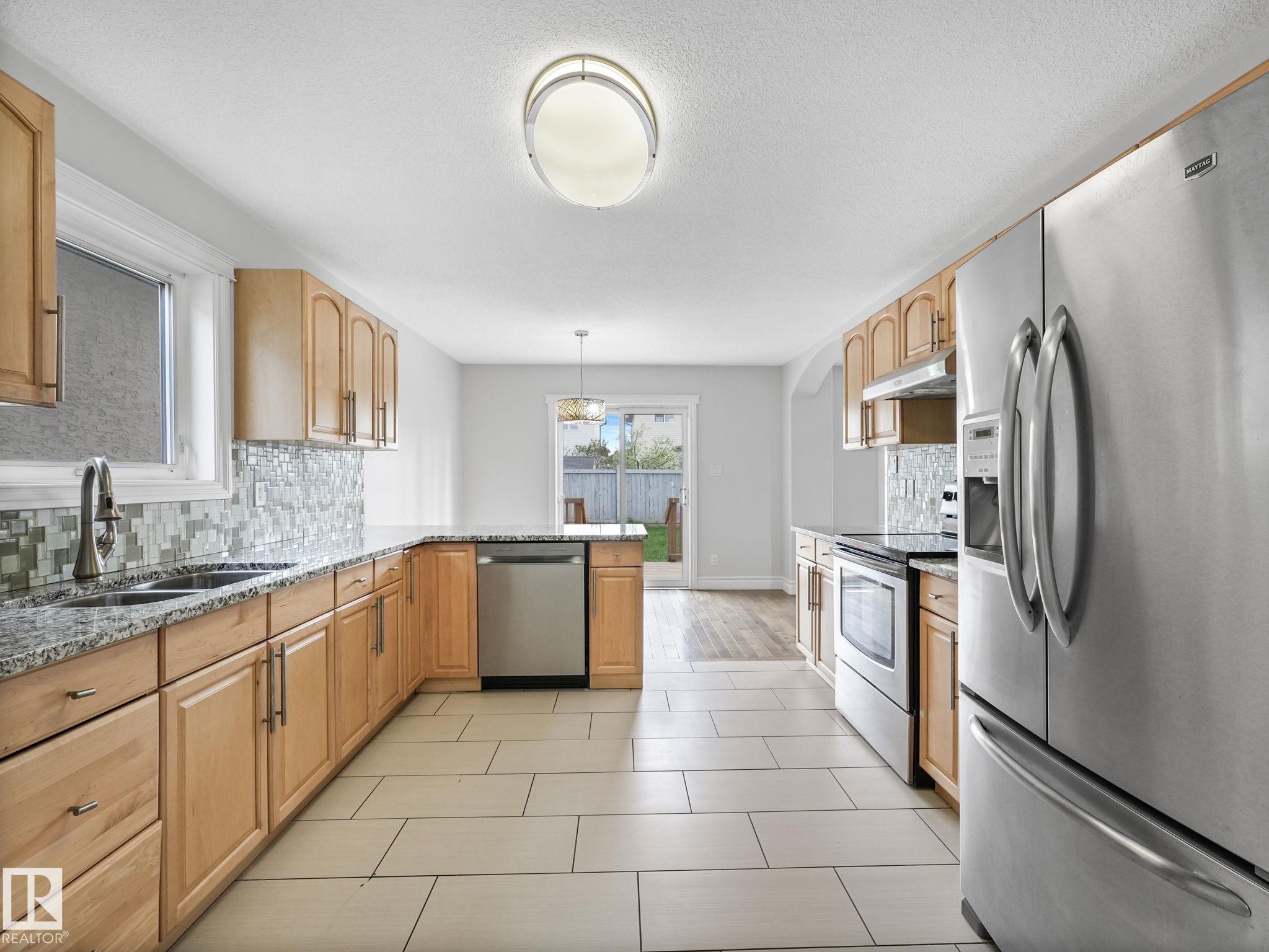 173 Castle Drive, Edmonton, AB - Indoor Photo Showing Kitchen With Double Sink