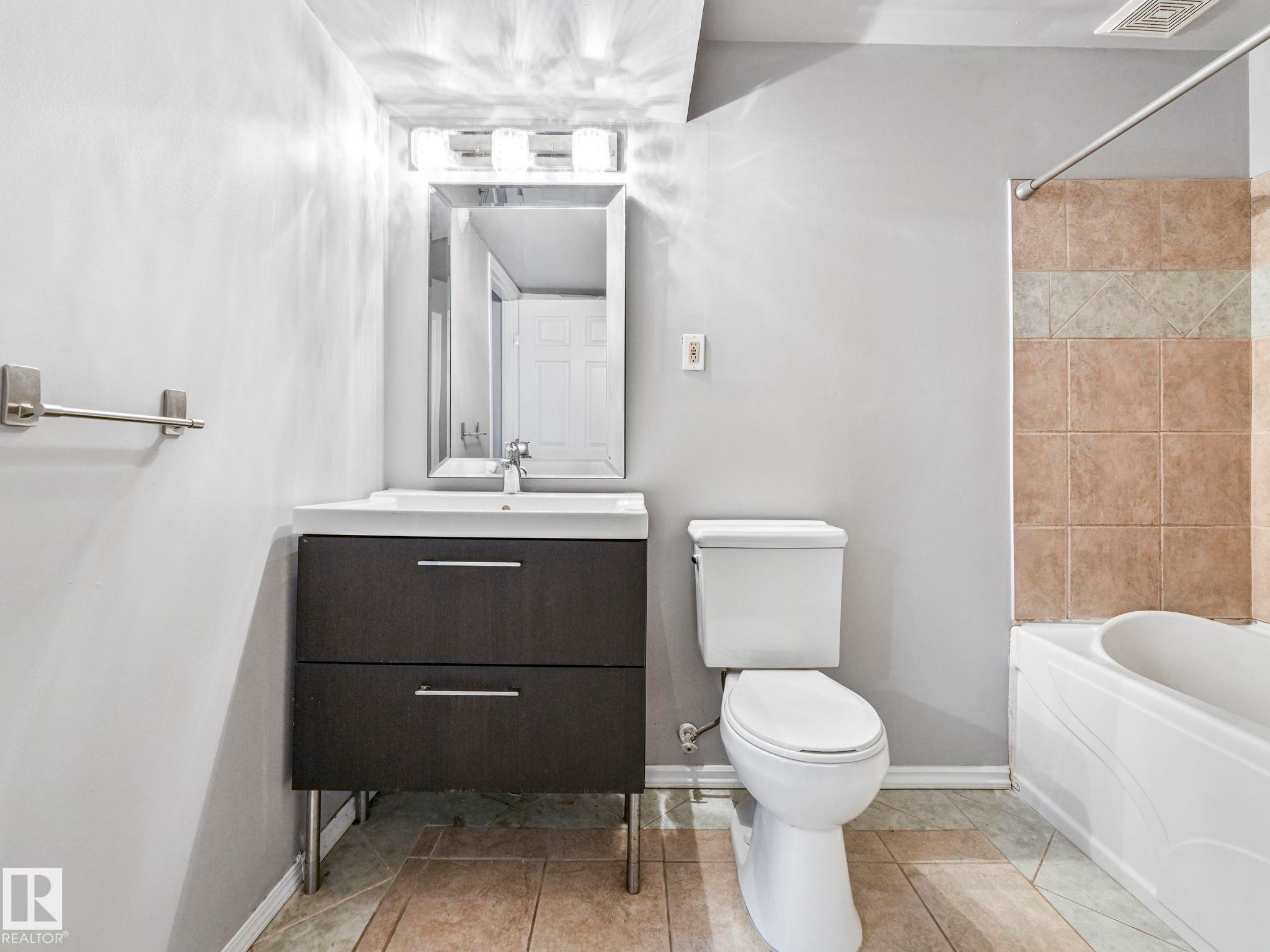 173 Castle Drive, Edmonton, AB - Indoor Photo Showing Bathroom