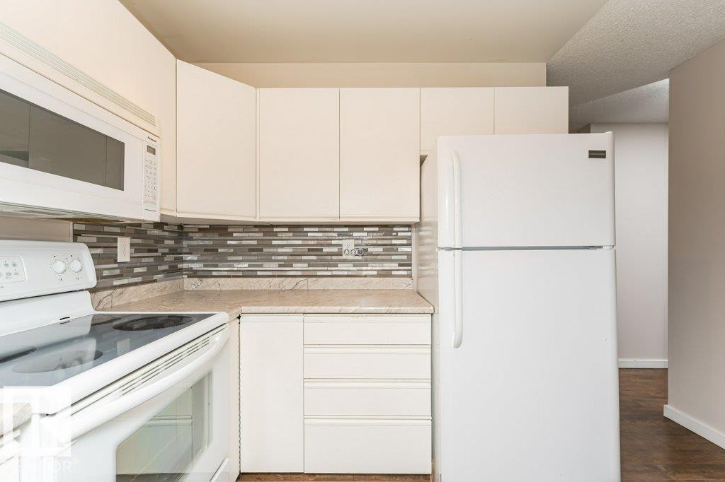 #203 8503 108 St Nw, Edmonton, AB - Indoor Photo Showing Kitchen