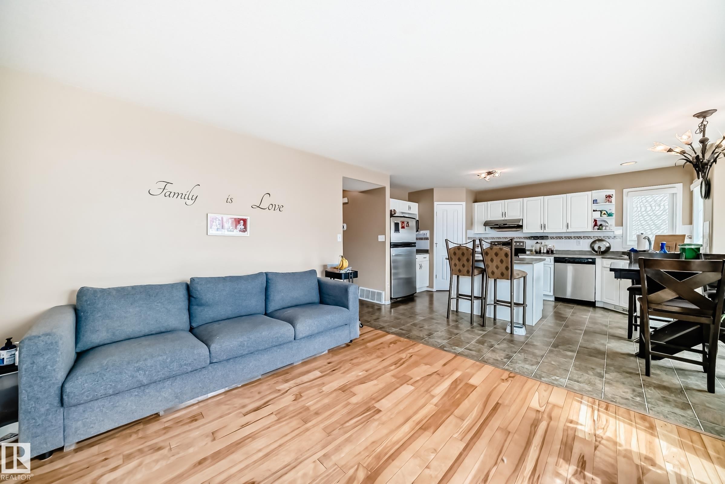 1815 36 Avenue, Edmonton, AB - Indoor Photo Showing Living Room