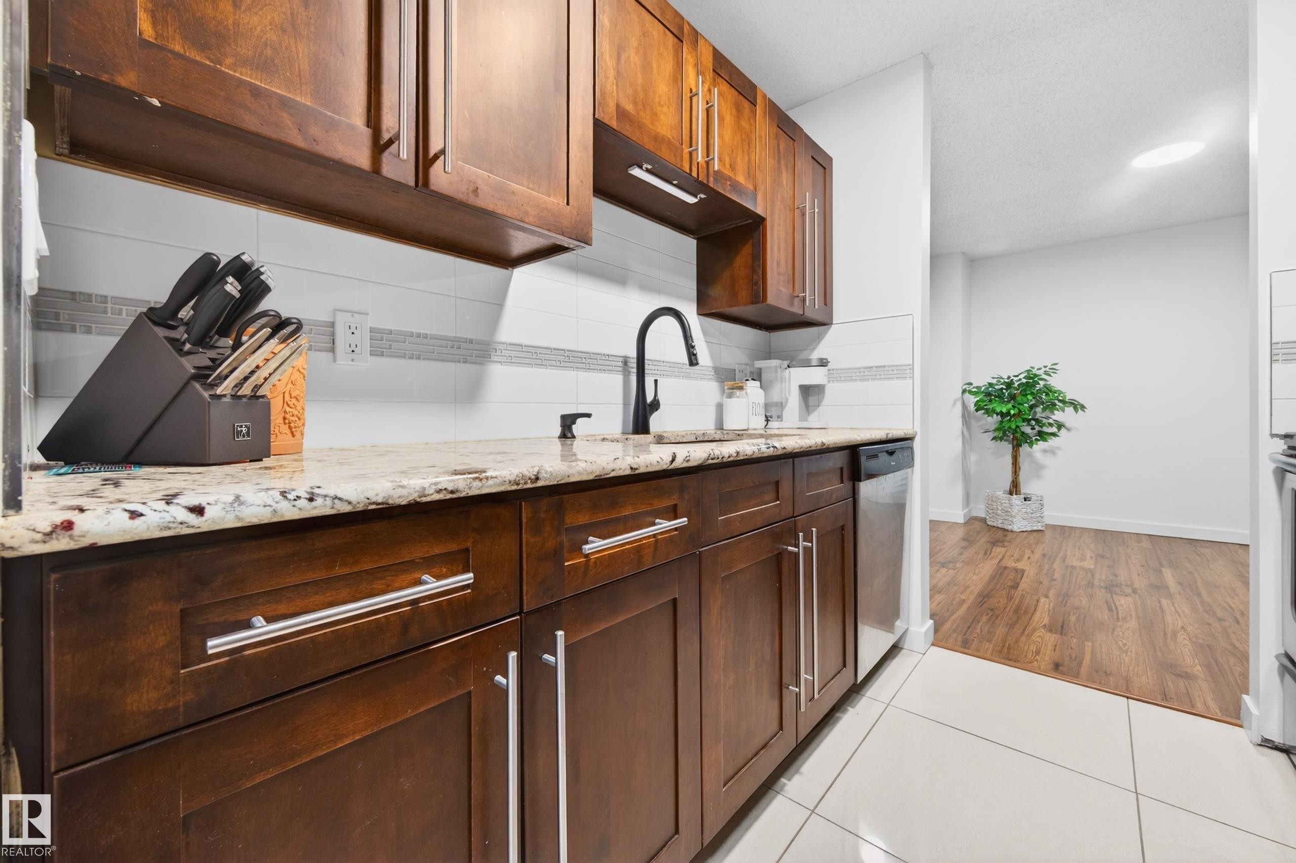 312 14811 51 Avenue, Edmonton, AB - Indoor Photo Showing Kitchen