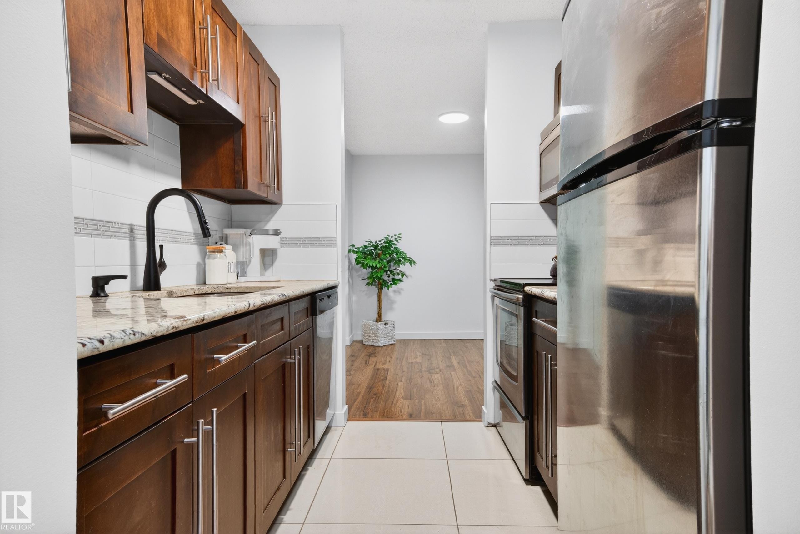 312 14811 51 Avenue, Edmonton, AB - Indoor Photo Showing Kitchen