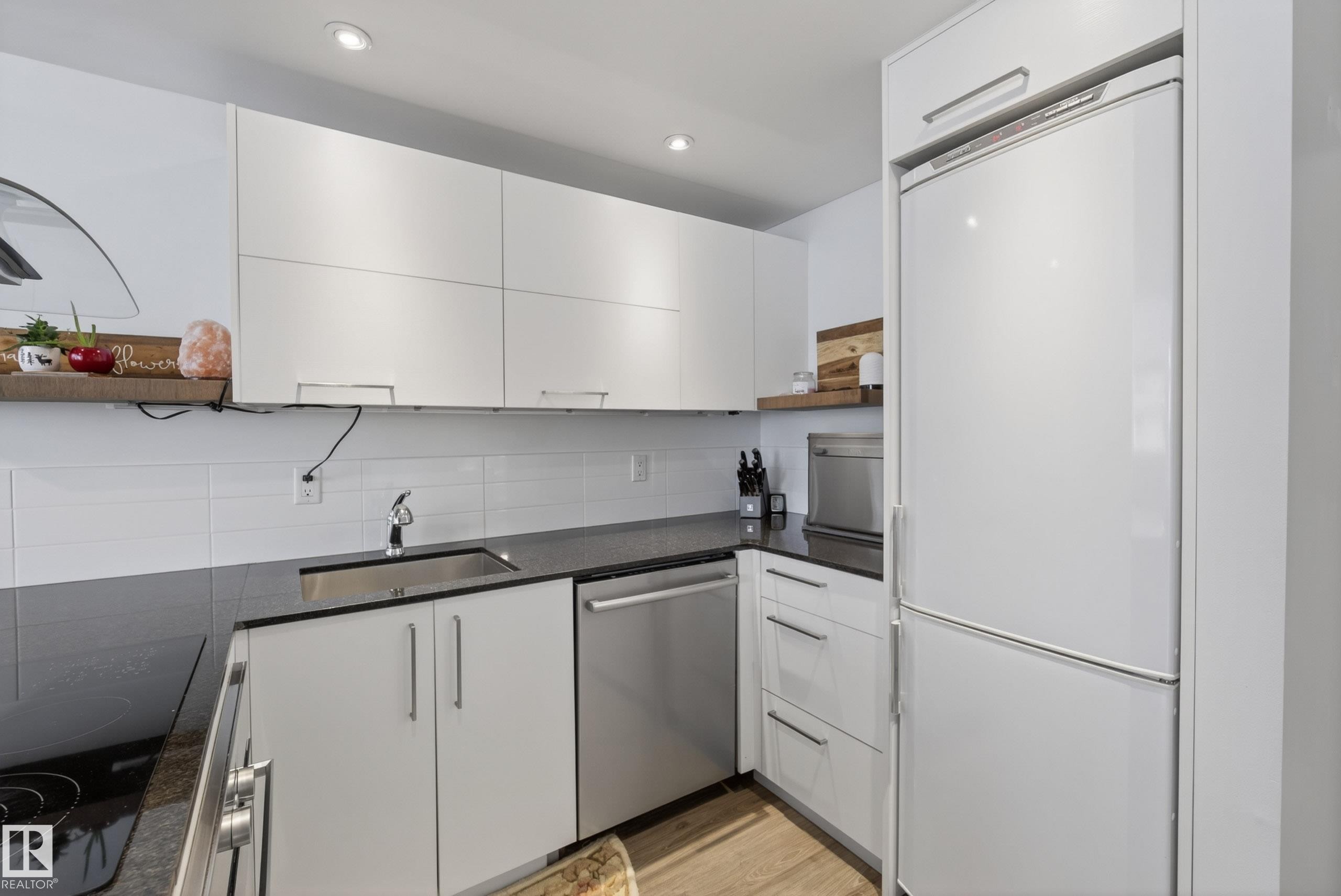 302 10148 118 Street, Edmonton, AB - Indoor Photo Showing Kitchen