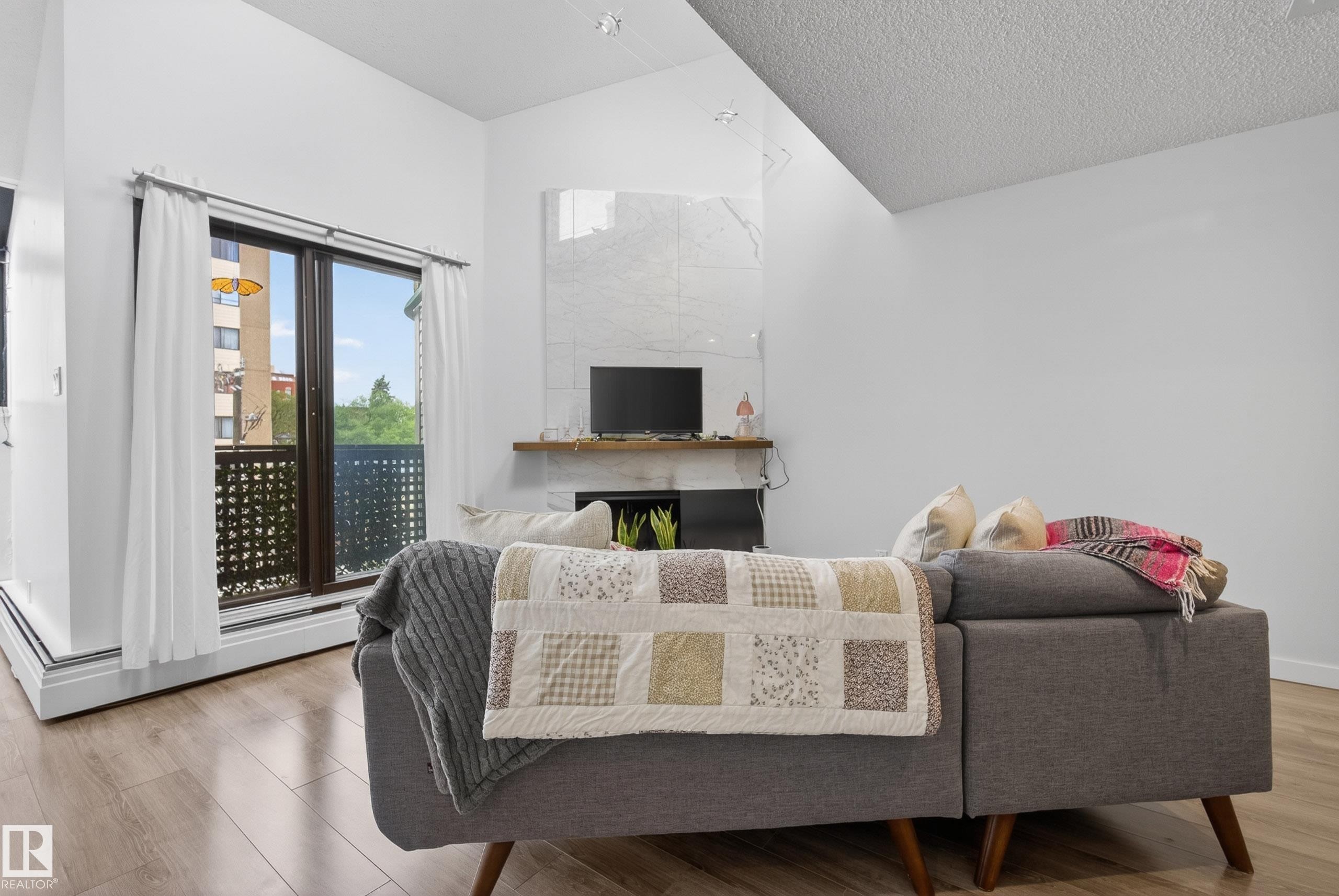 302 10148 118 Street, Edmonton, AB - Indoor