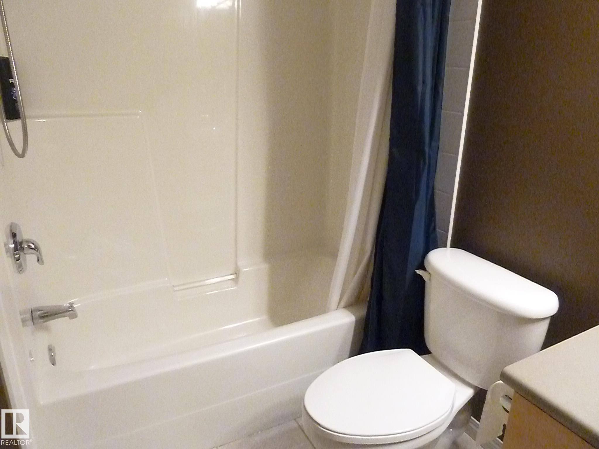 1-104 4245 139 Avenue, Edmonton, AB - Indoor Photo Showing Bathroom