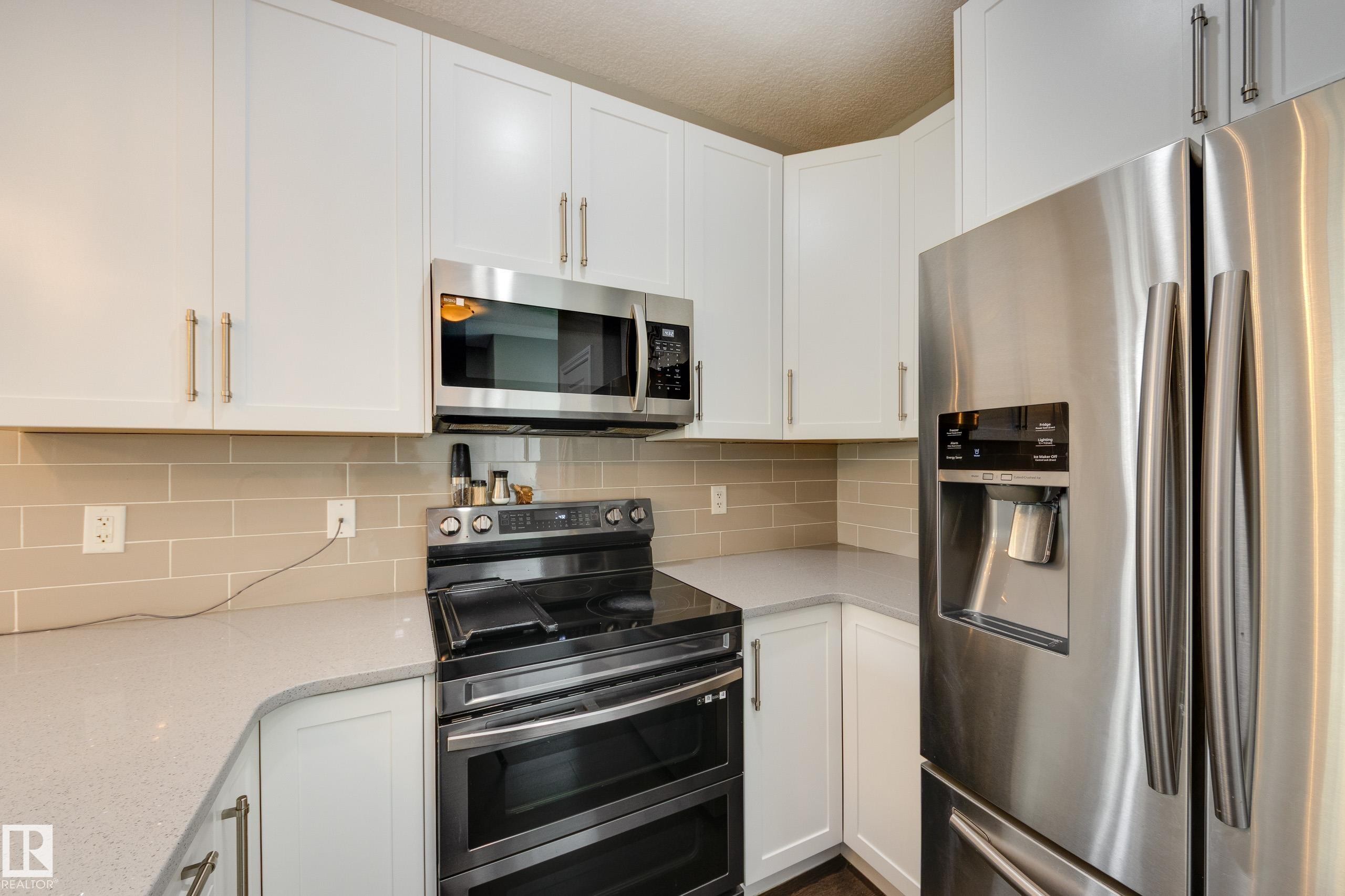 6687 Cardinal Road, Edmonton, AB - Indoor Photo Showing Kitchen