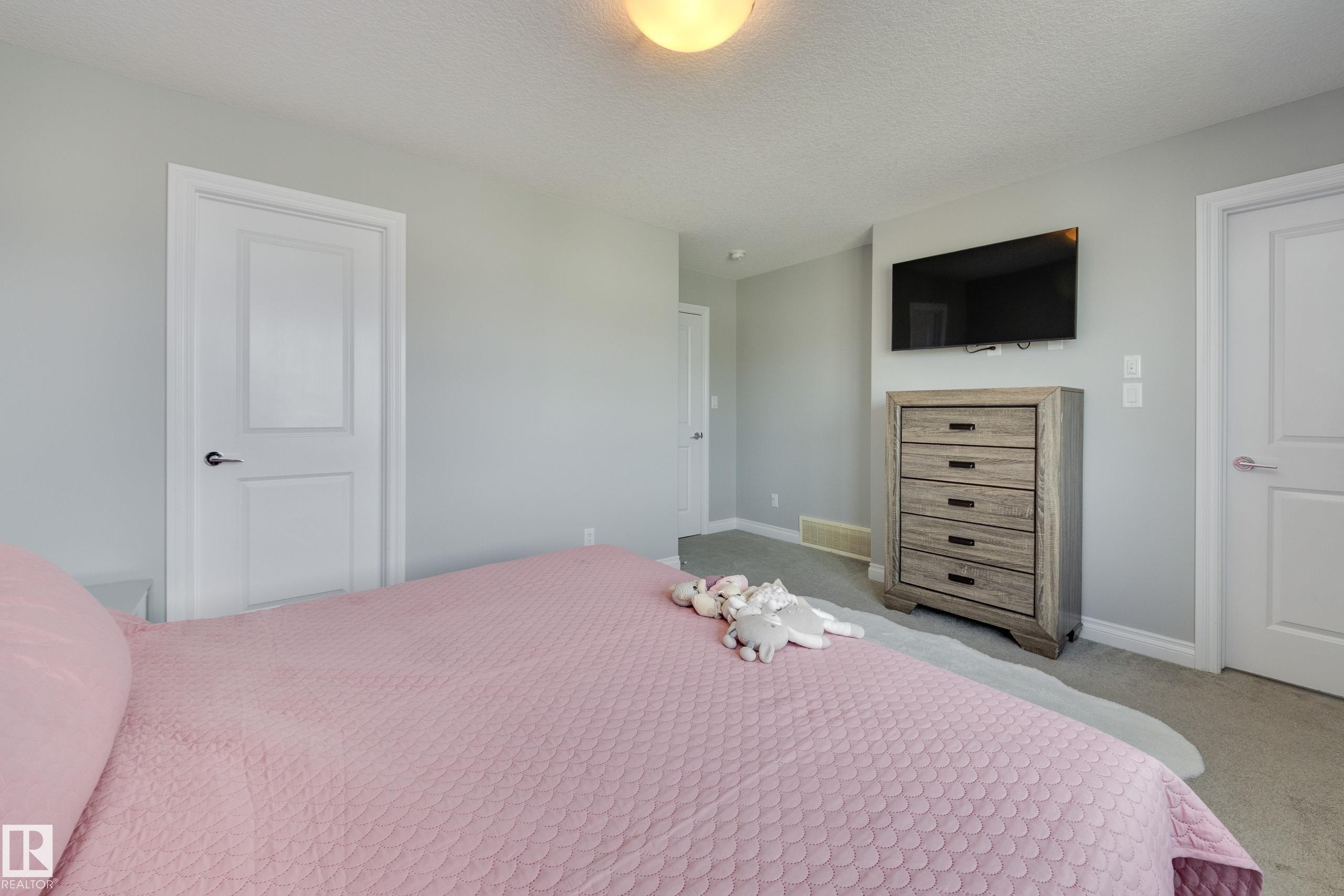 6687 Cardinal Road, Edmonton, AB - Indoor Photo Showing Bedroom