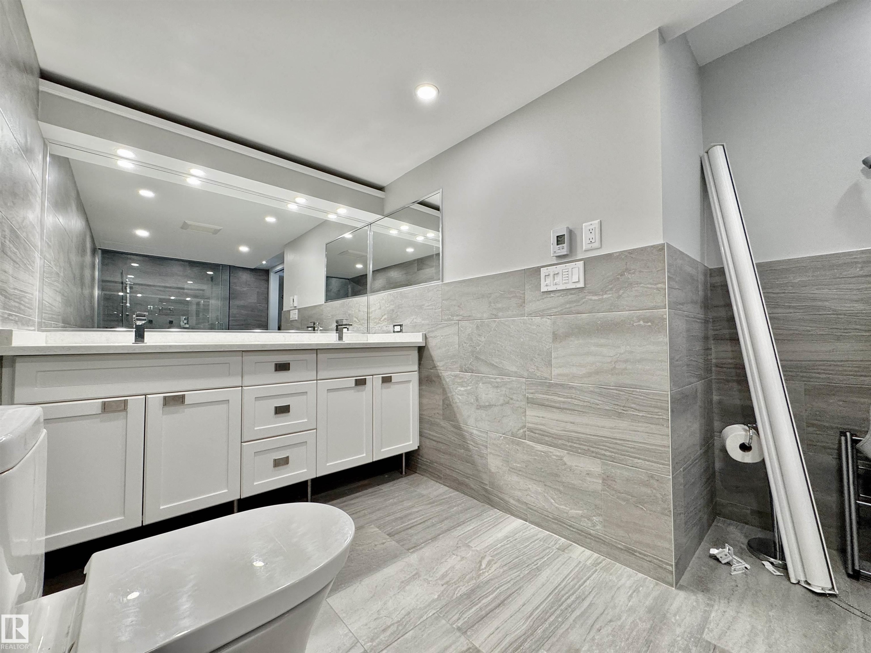 #201 10010 119 St Nw, Edmonton, AB - Indoor Photo Showing Bathroom