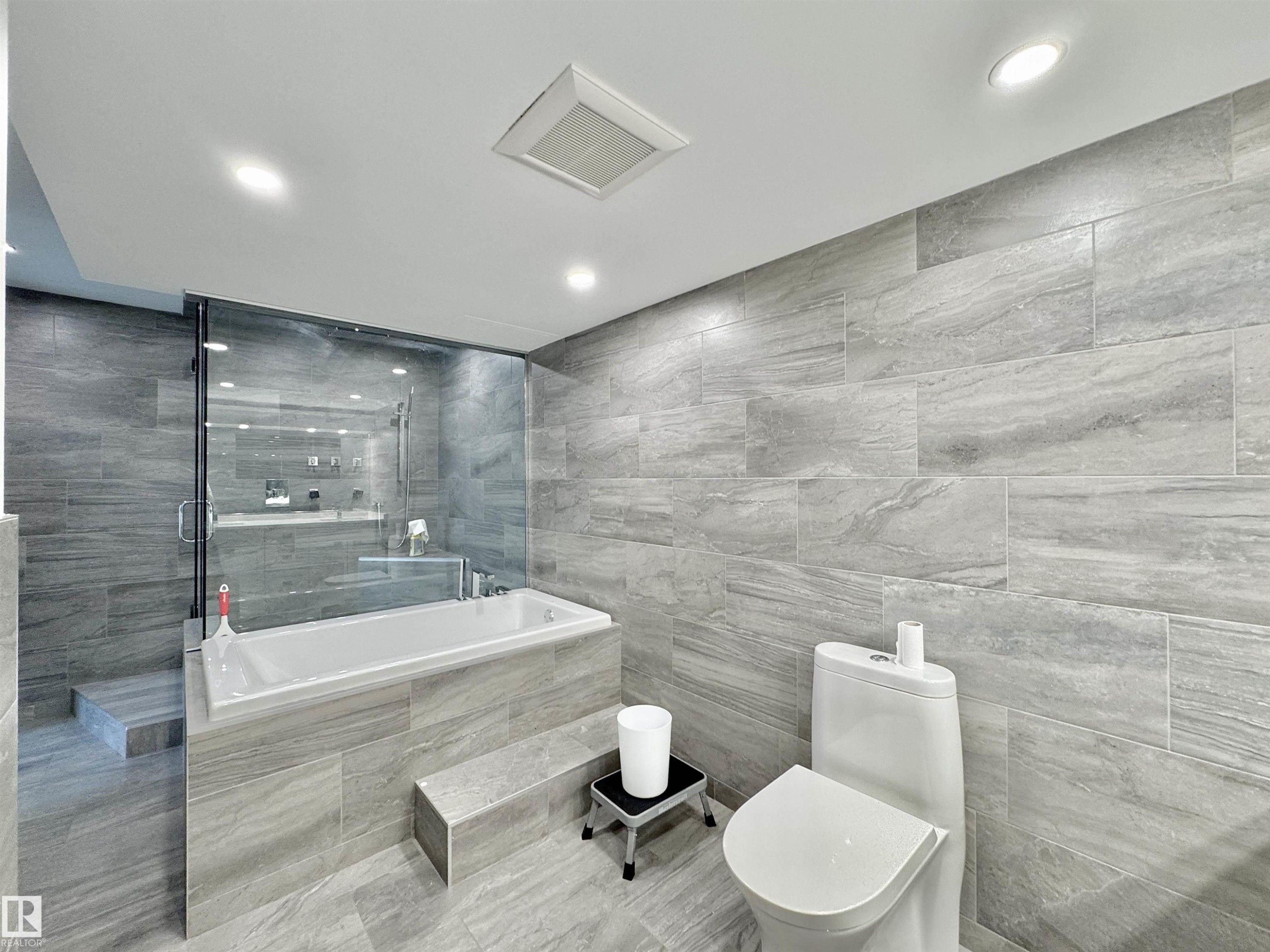 #201 10010 119 St Nw, Edmonton, AB - Indoor Photo Showing Bathroom