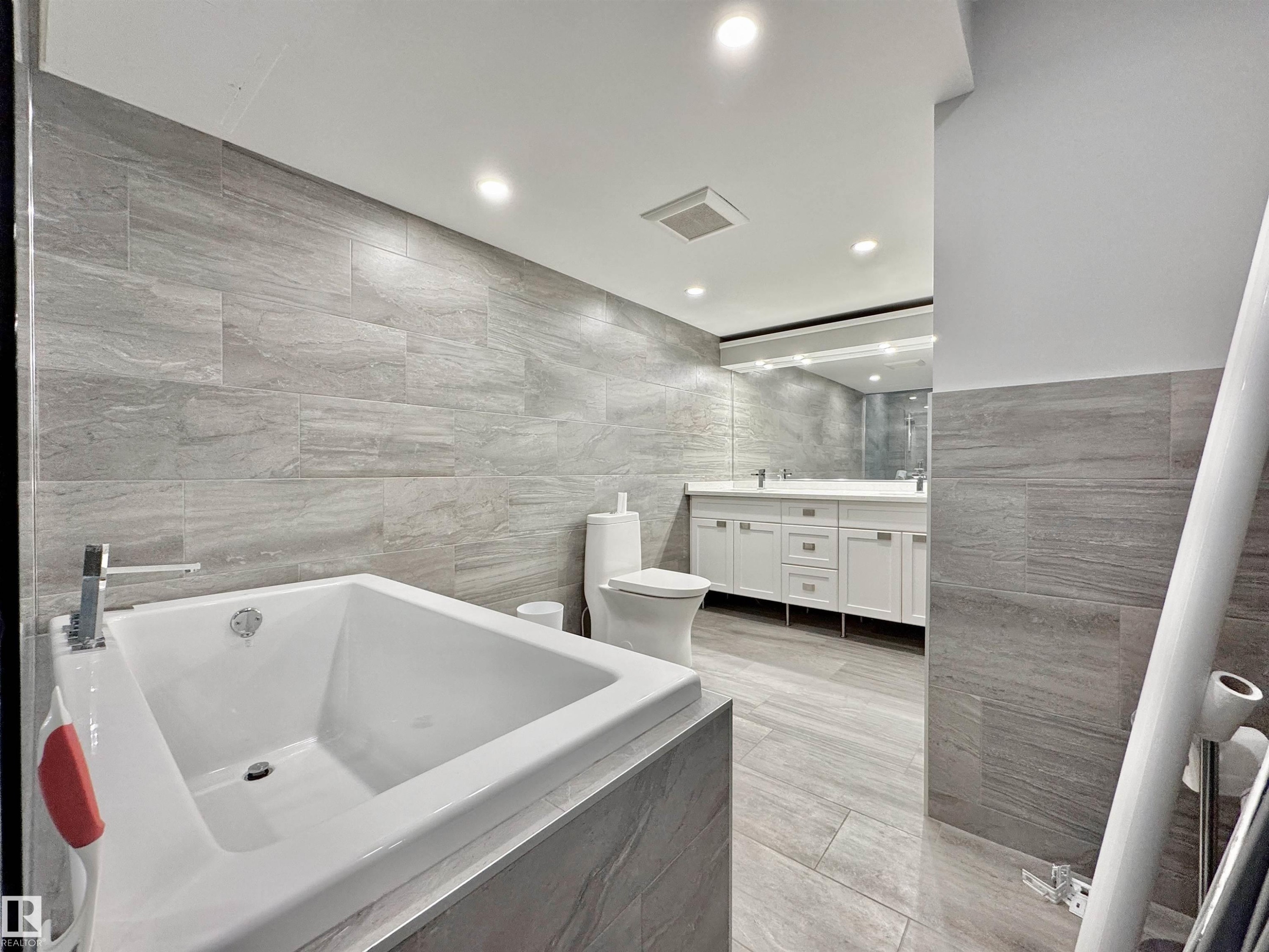 #201 10010 119 St Nw, Edmonton, AB - Indoor Photo Showing Bathroom