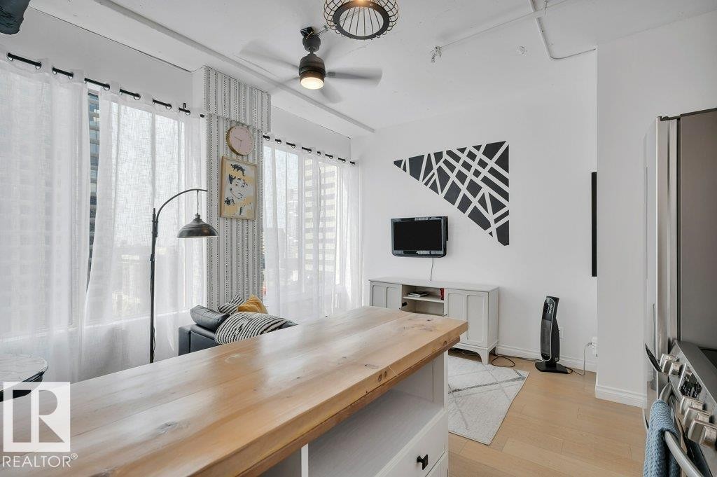 911 10024 Jasper Avenue, Edmonton, AB - Indoor