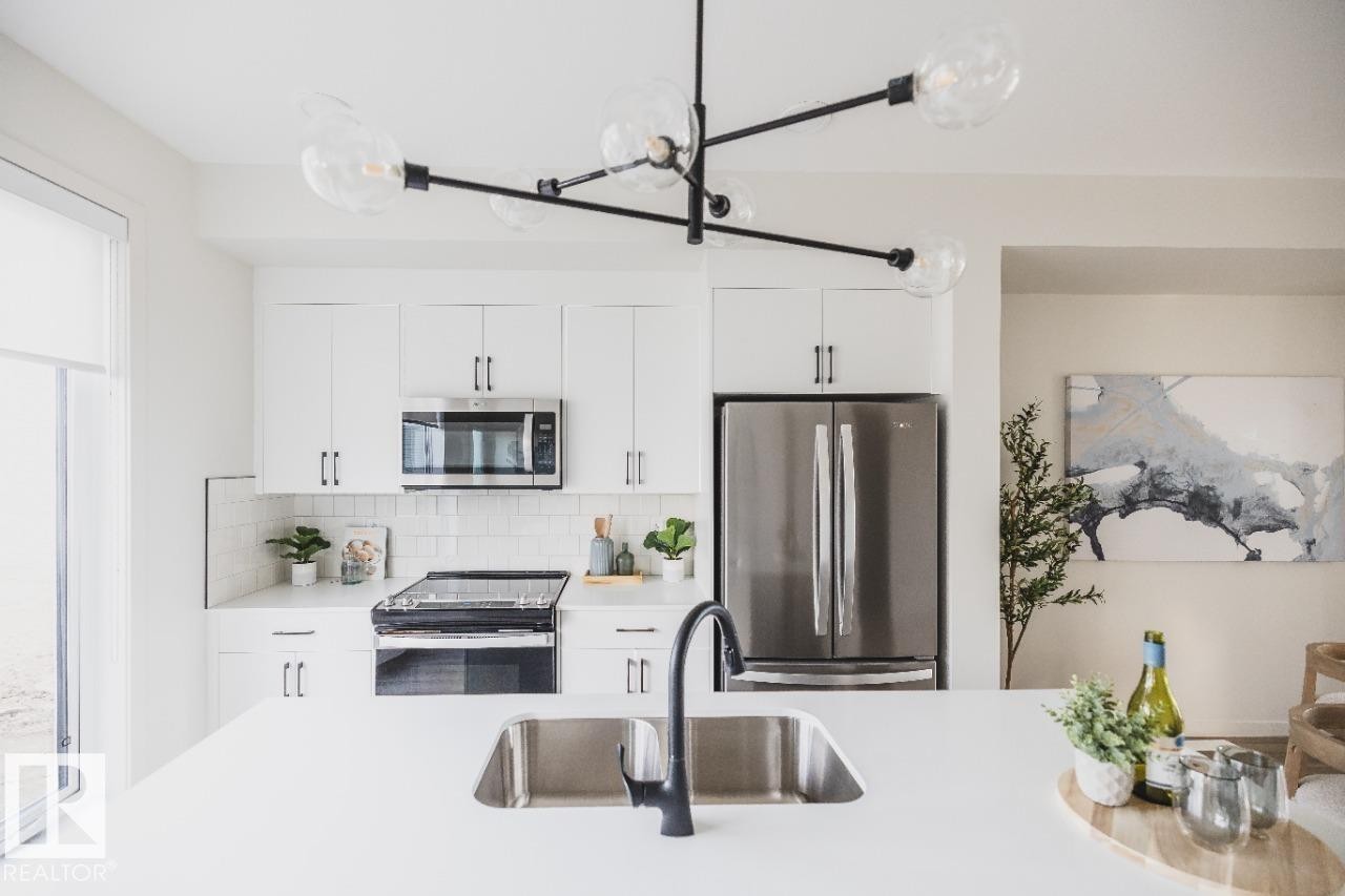 312 32 Street, Edmonton, AB - Indoor Photo Showing Kitchen With Double Sink With Upgraded Kitchen