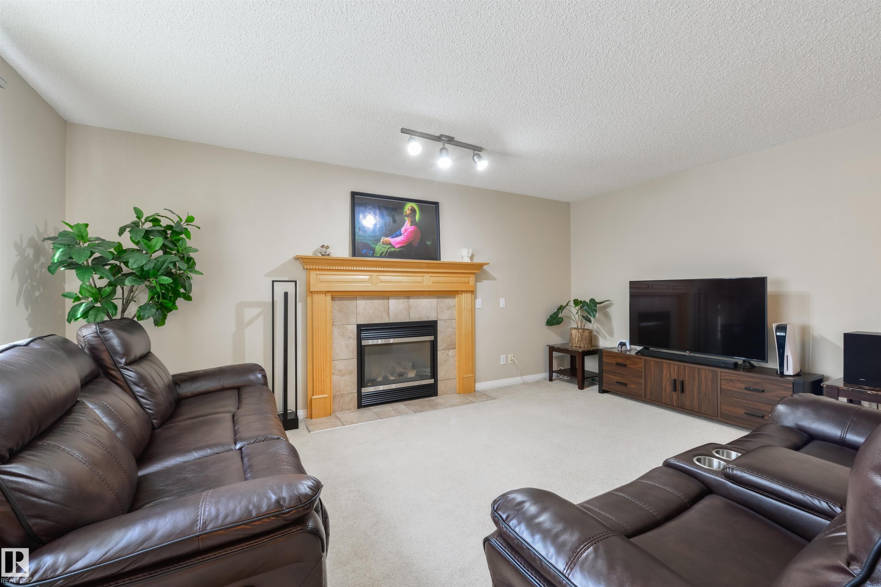 1215 Ormsby Lane, Edmonton, AB