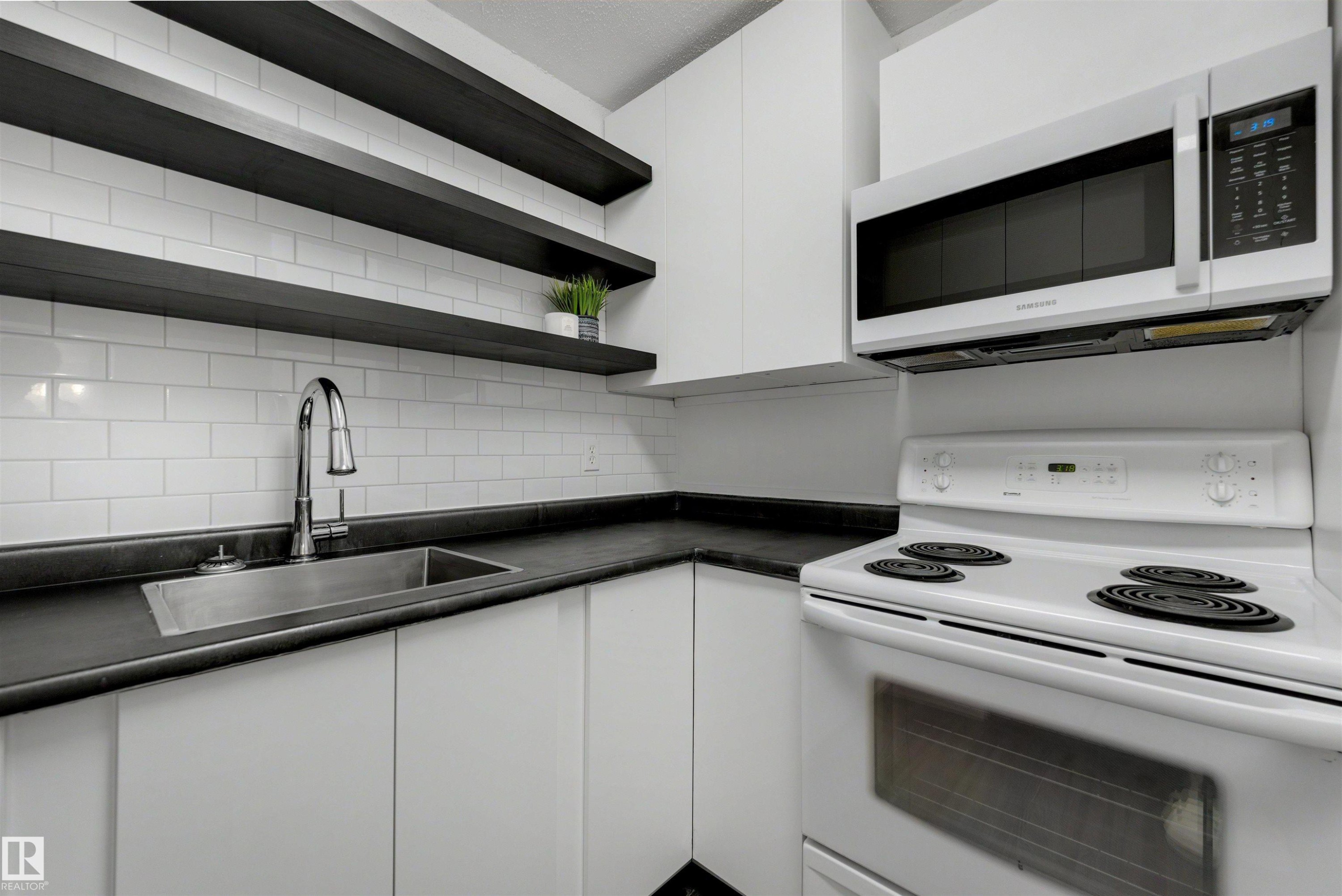 103 10138 116 Street, Edmonton, AB - Indoor Photo Showing Kitchen