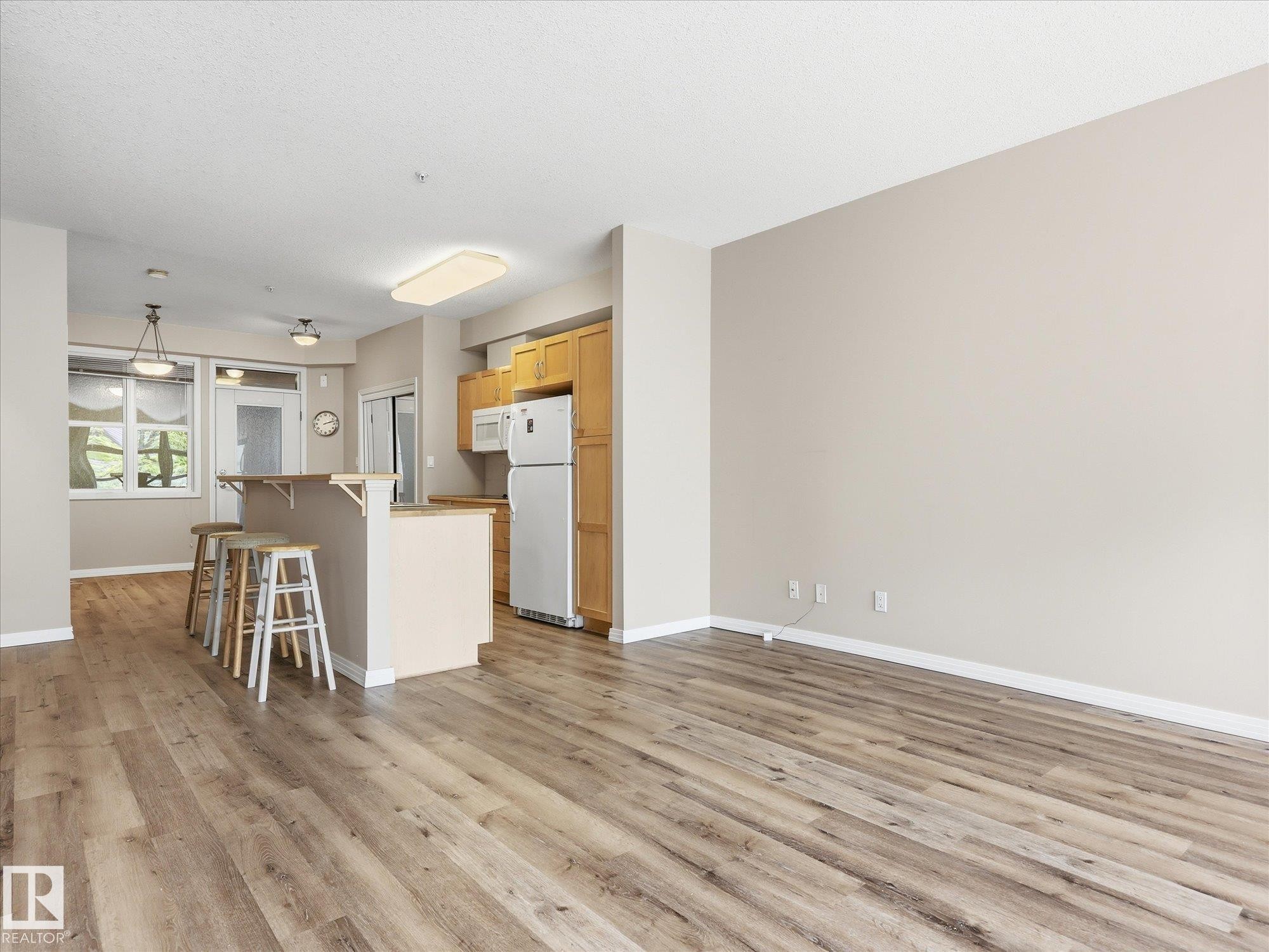 207 8619 111 Street, Edmonton, AB - Indoor Photo Showing Kitchen