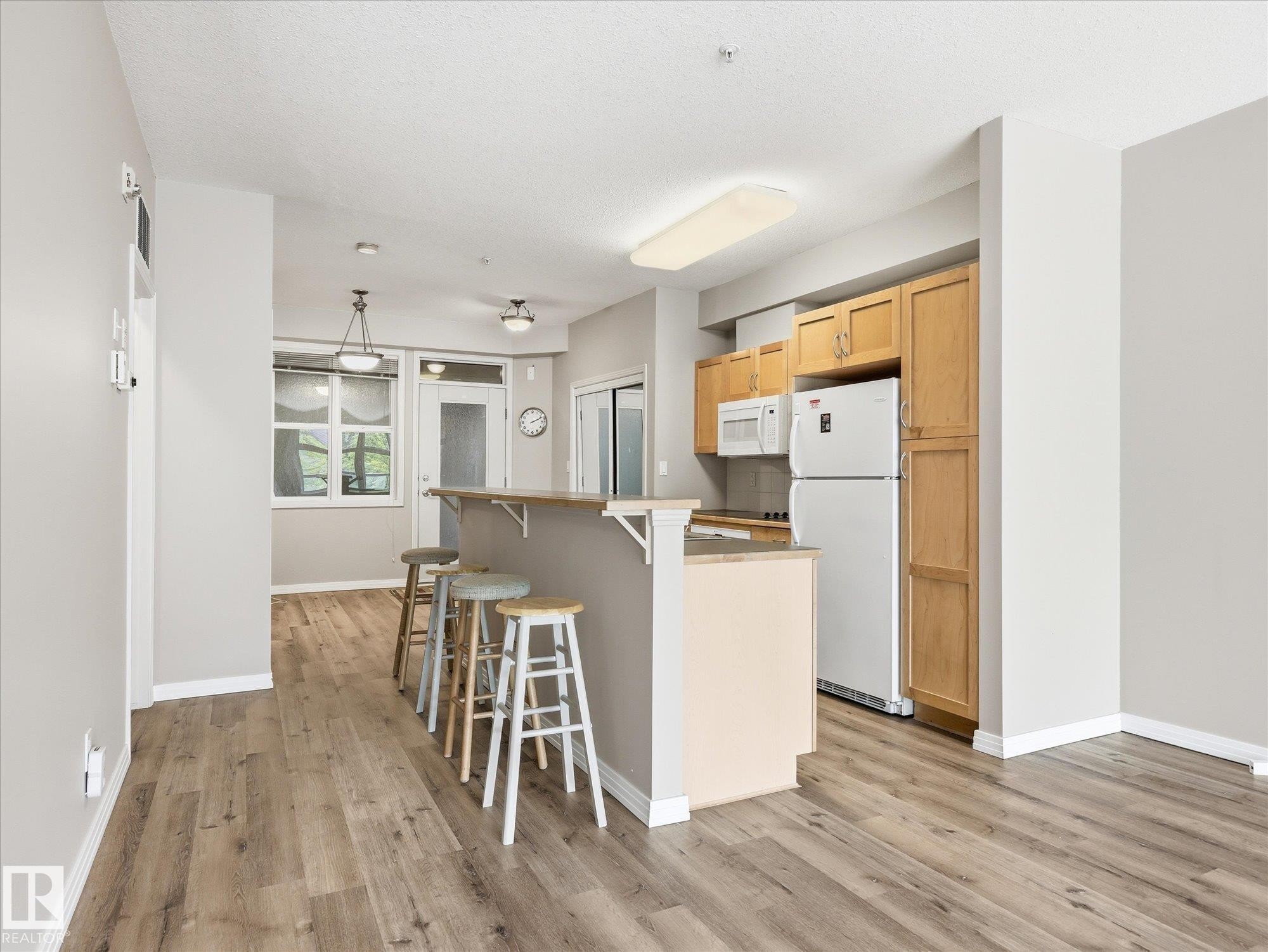 207 8619 111 Street, Edmonton, AB - Indoor Photo Showing Kitchen
