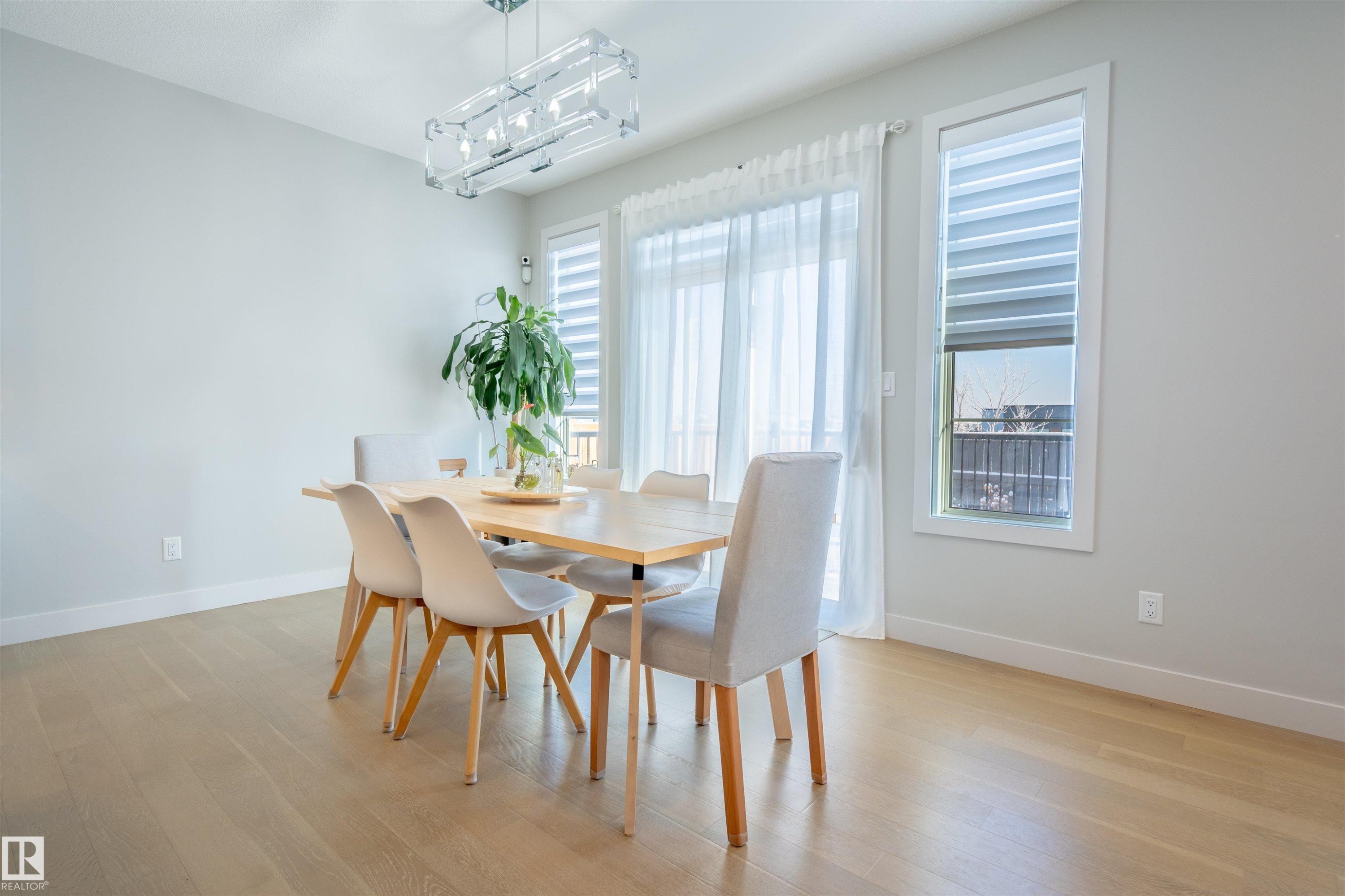6621 Knox Place Sw, Edmonton, AB - Indoor Photo Showing Dining Room