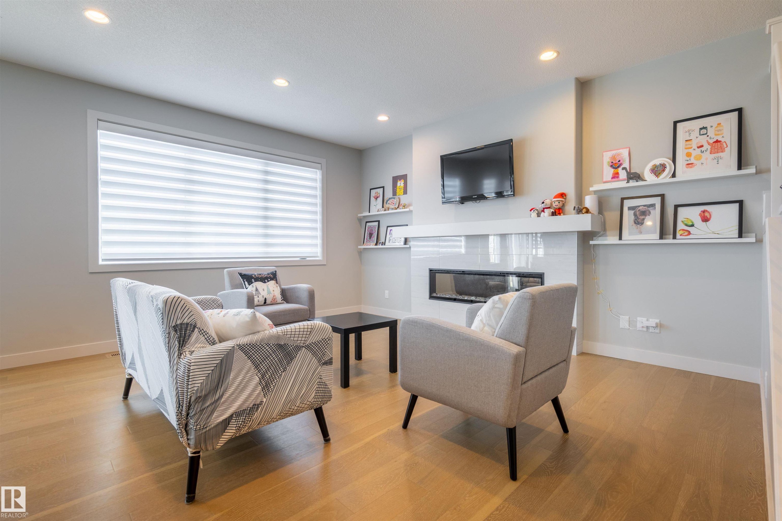 6621 Knox Place Sw, Edmonton, AB - Indoor With Fireplace