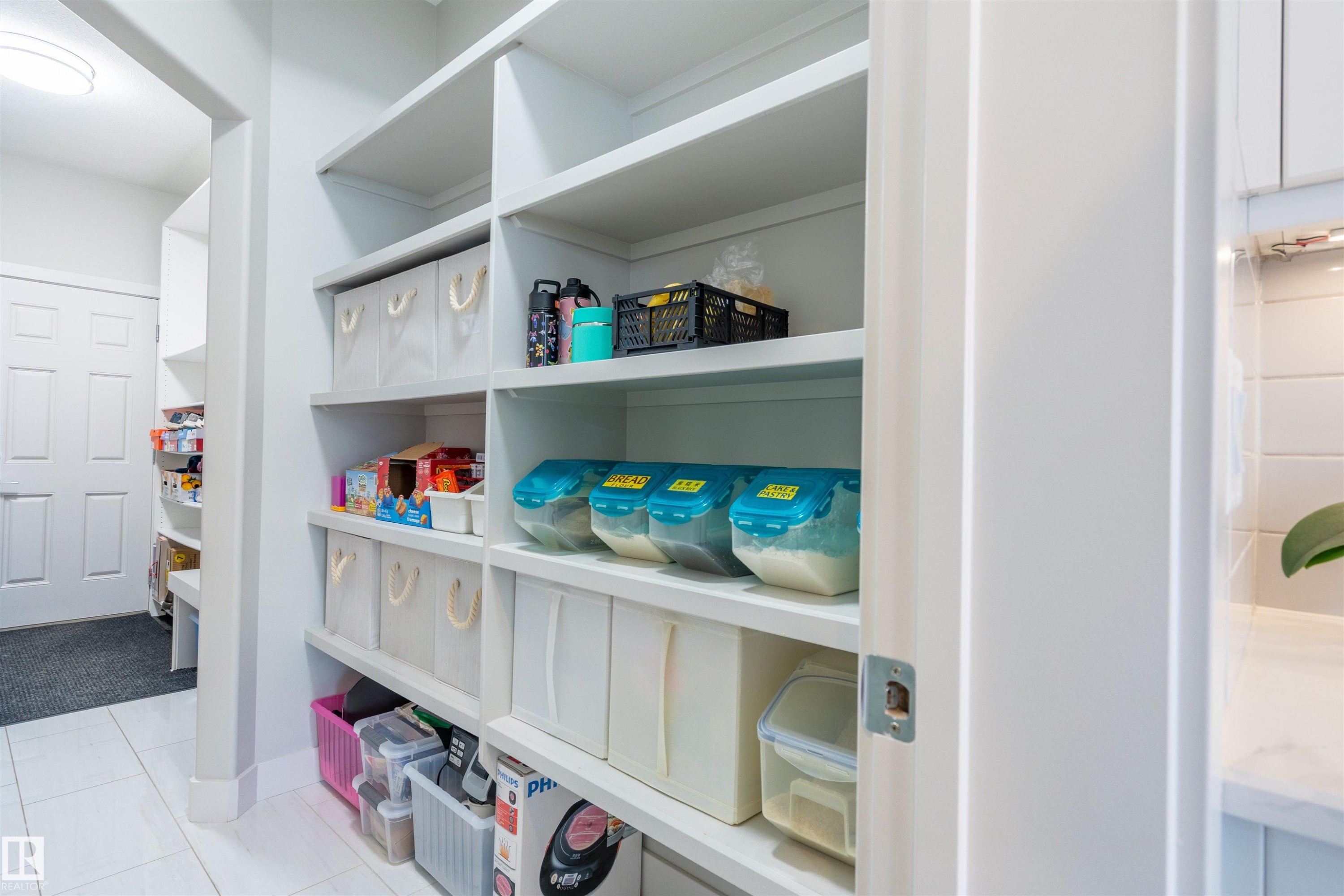 6621 Knox Place Sw, Edmonton, AB - Indoor With Storage