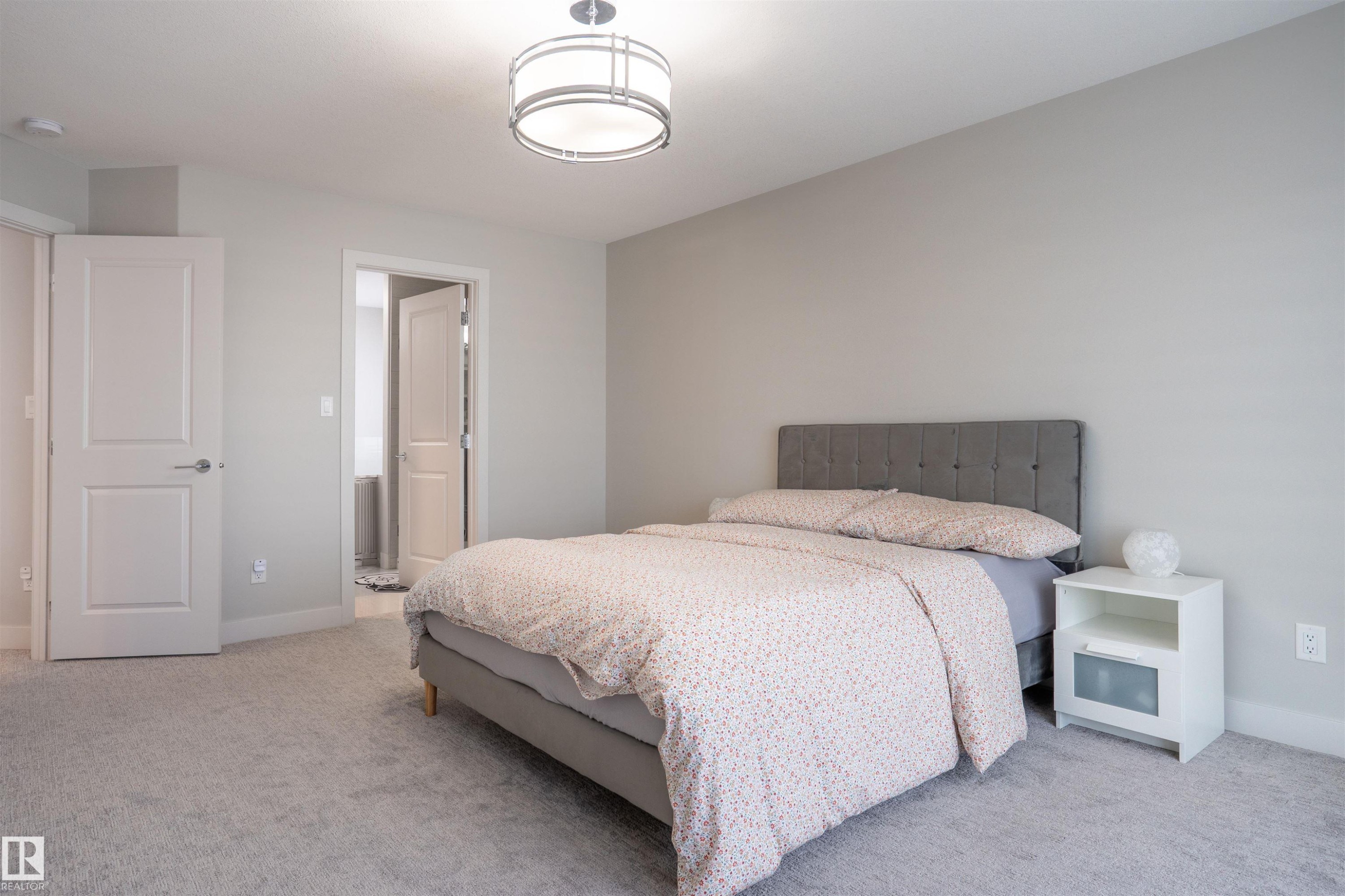 6621 Knox Place Sw, Edmonton, AB - Indoor Photo Showing Bedroom