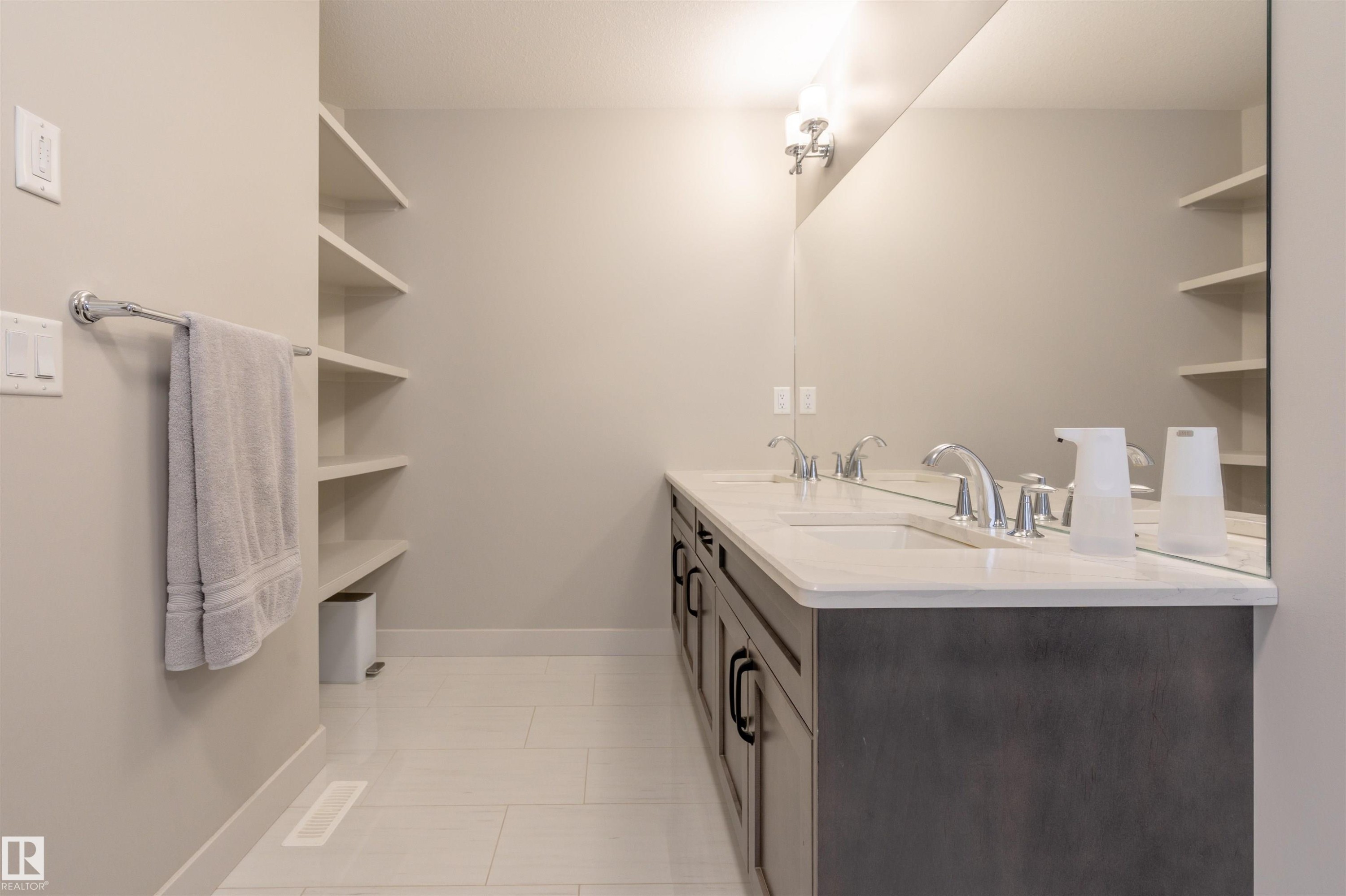 6621 Knox Place Sw, Edmonton, AB - Indoor Photo Showing Bathroom