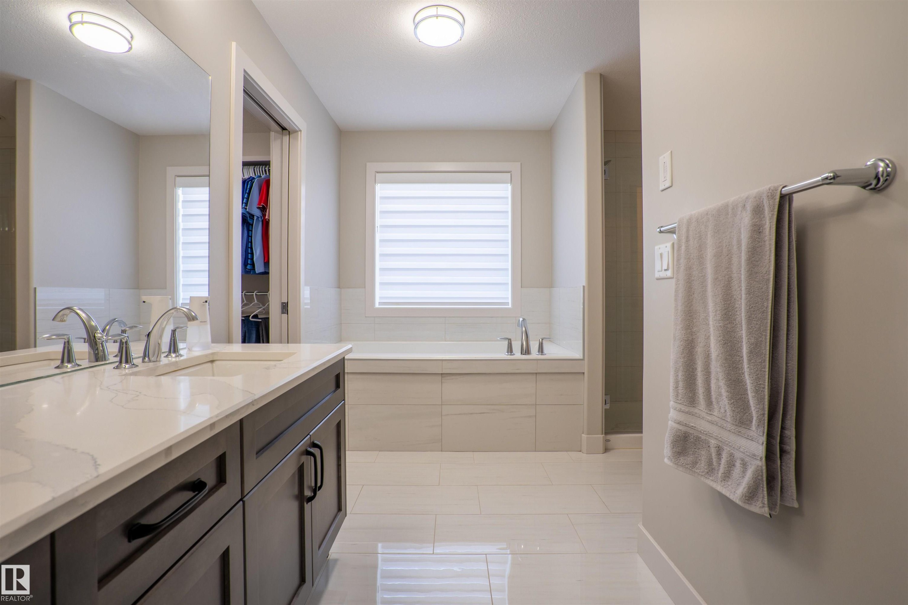 6621 Knox Place Sw, Edmonton, AB - Indoor Photo Showing Bathroom