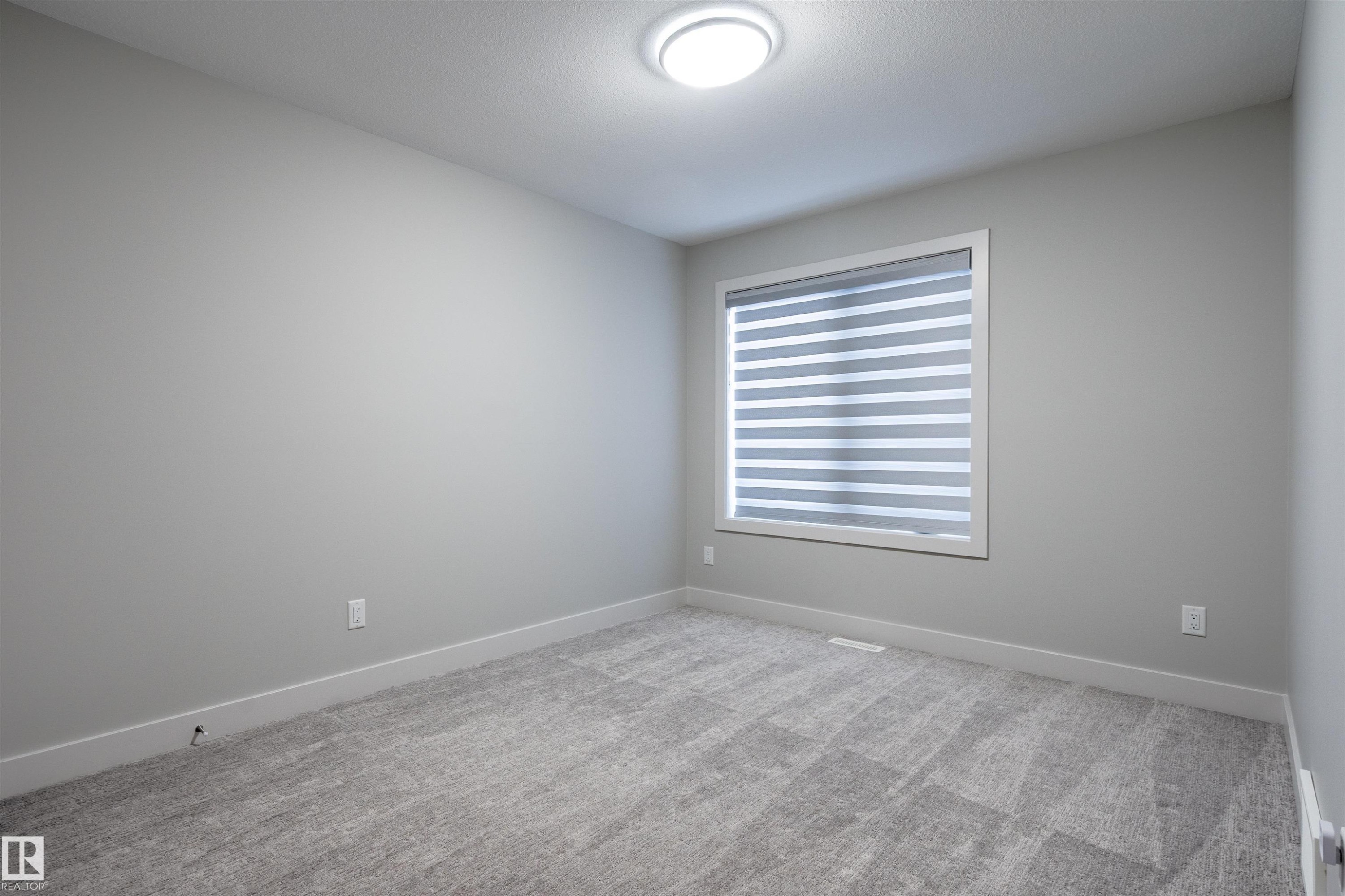 6621 Knox Place Sw, Edmonton, AB - Indoor Photo Showing Other Room