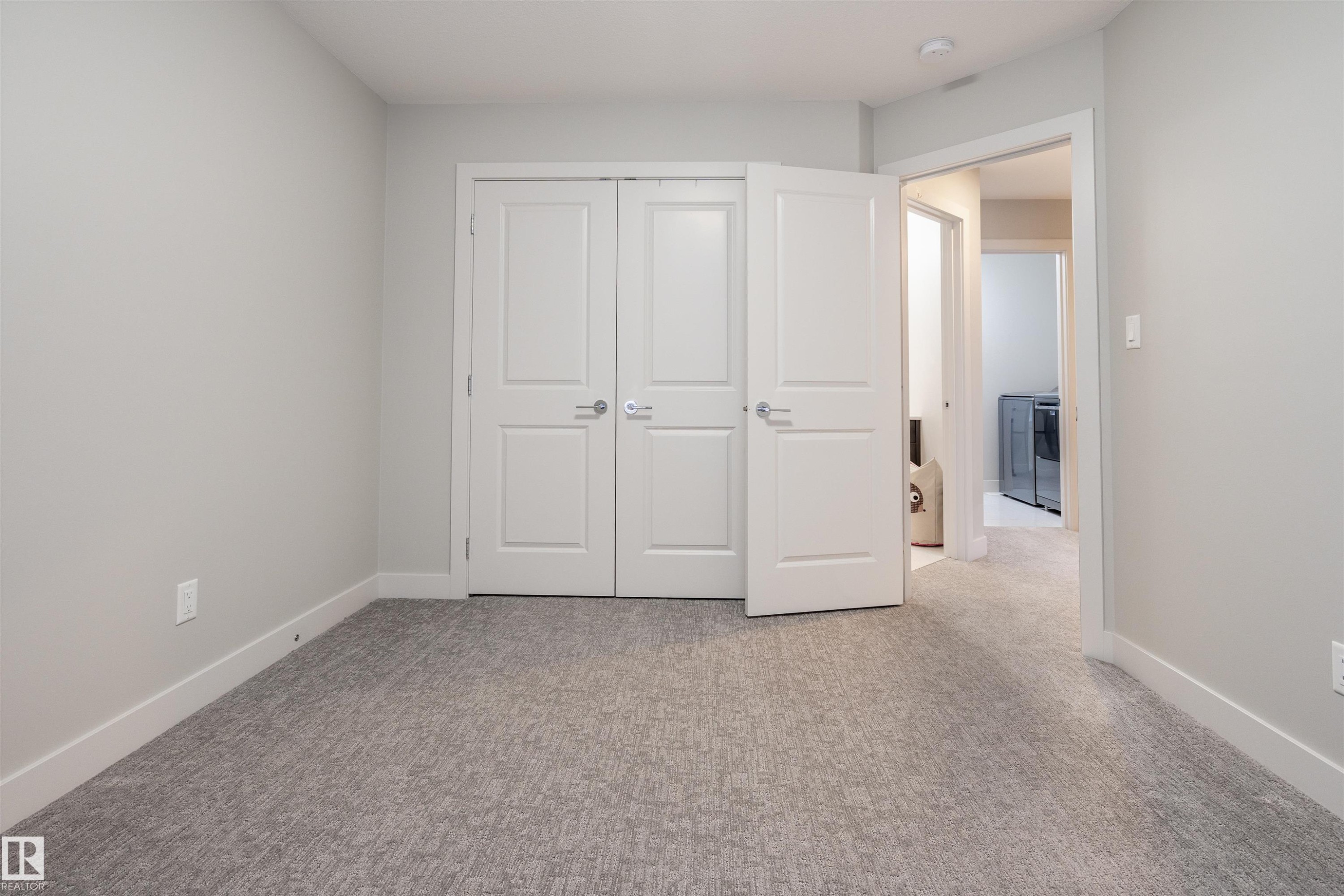 6621 Knox Place Sw, Edmonton, AB - Indoor Photo Showing Other Room