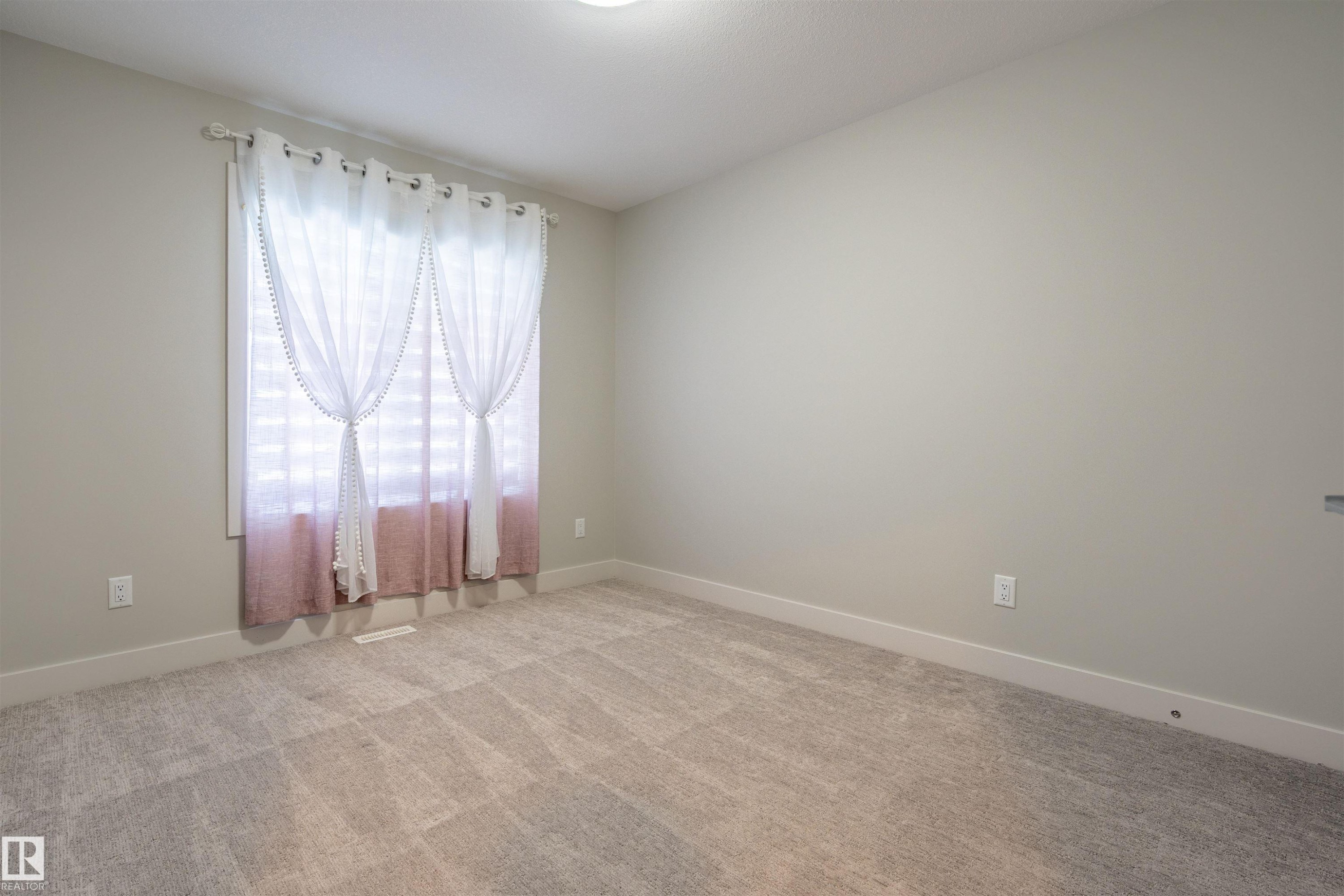 6621 Knox Place Sw, Edmonton, AB - Indoor Photo Showing Other Room