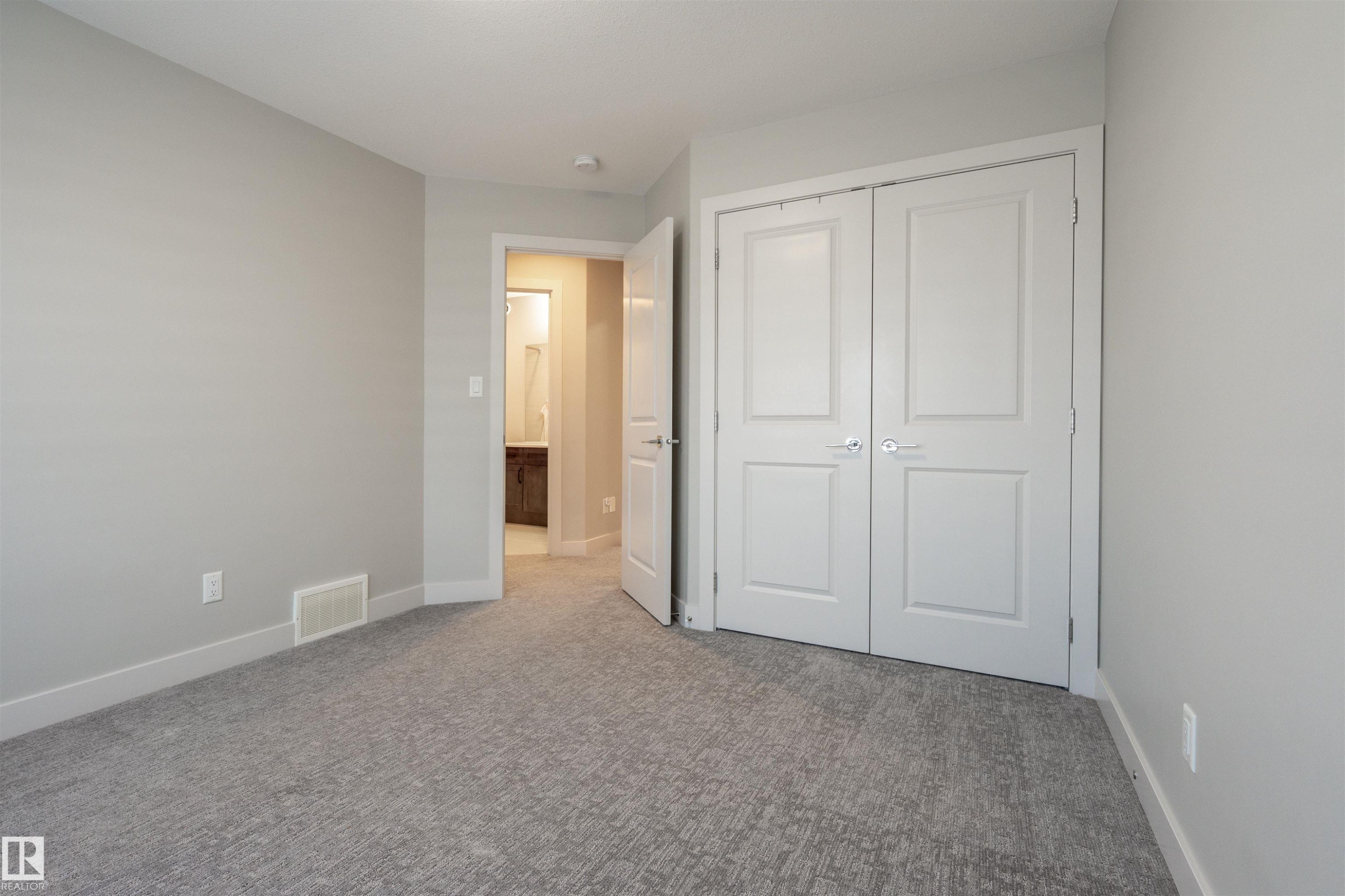 6621 Knox Place Sw, Edmonton, AB - Indoor Photo Showing Other Room