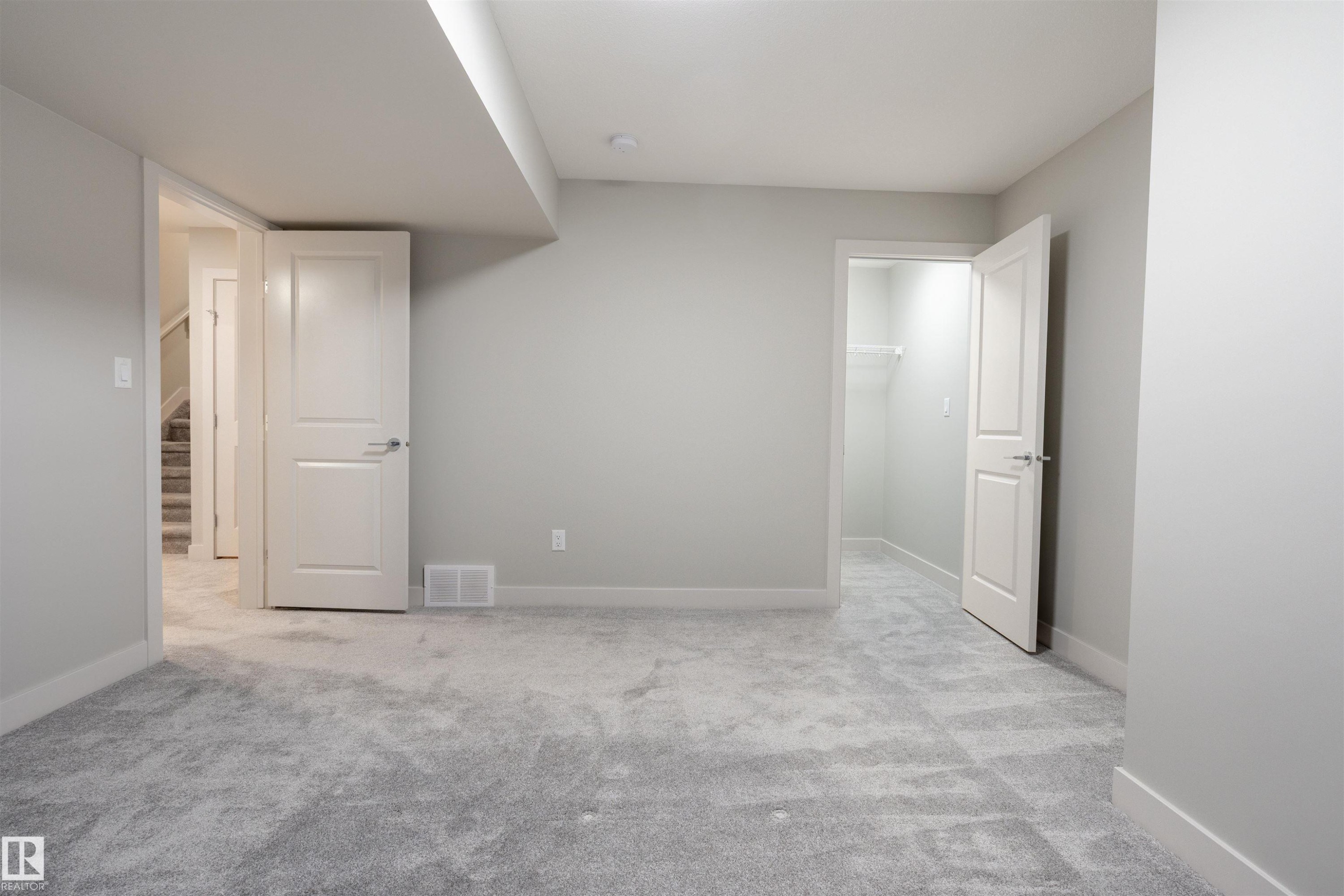 6621 Knox Place Sw, Edmonton, AB - Indoor Photo Showing Other Room