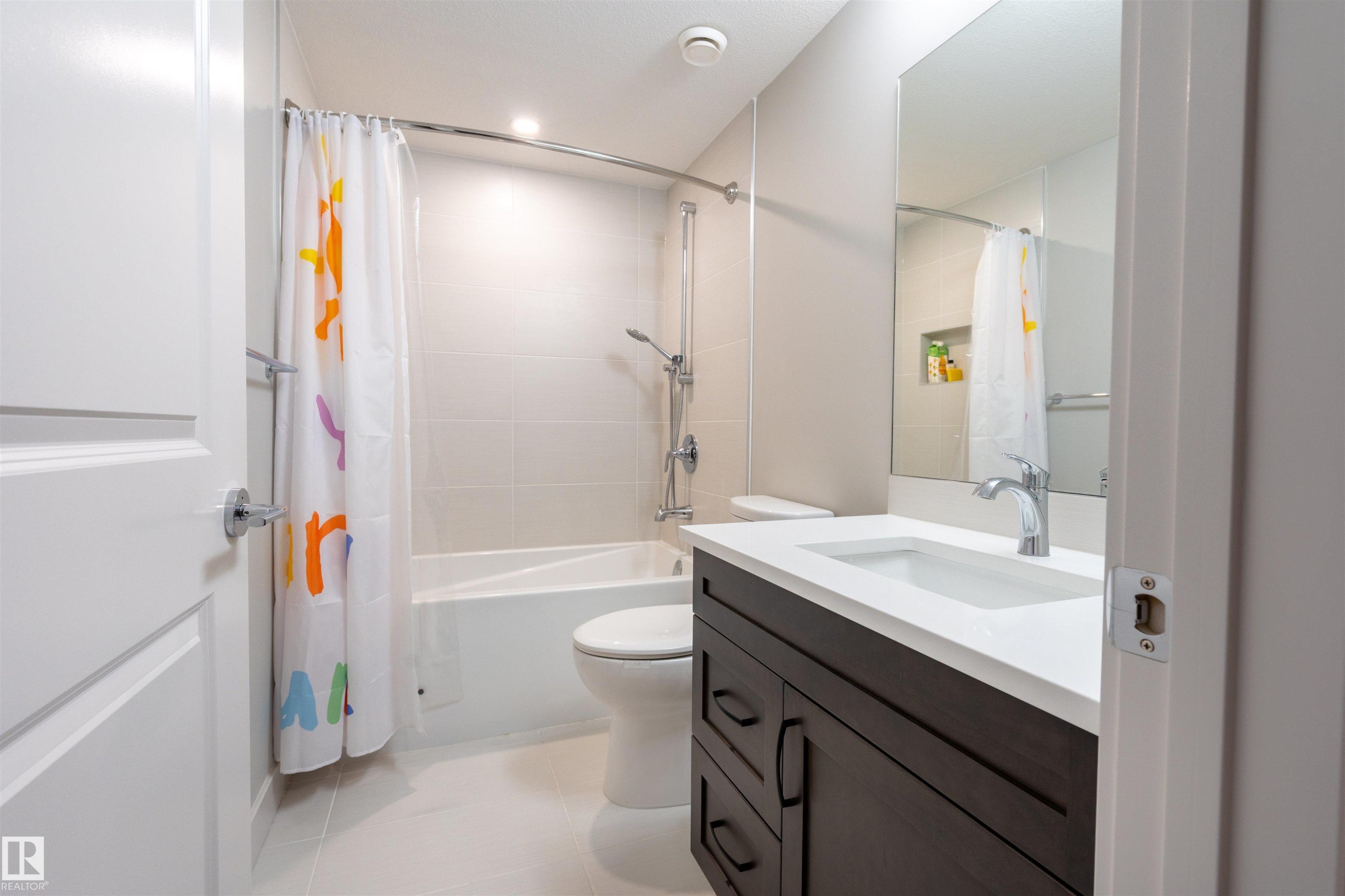 6621 Knox Place Sw, Edmonton, AB - Indoor Photo Showing Bathroom